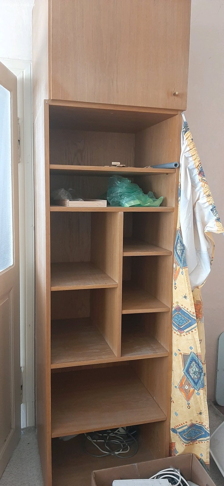 Šatní skříně s nástavcem. Daruji sektorovou čtyřdílnou šatní skříň s nástavcem.Užší díly 60x187x60.Širší část 100x187x60. Nástavce výška 58 cm.Policový díl bez dveří.