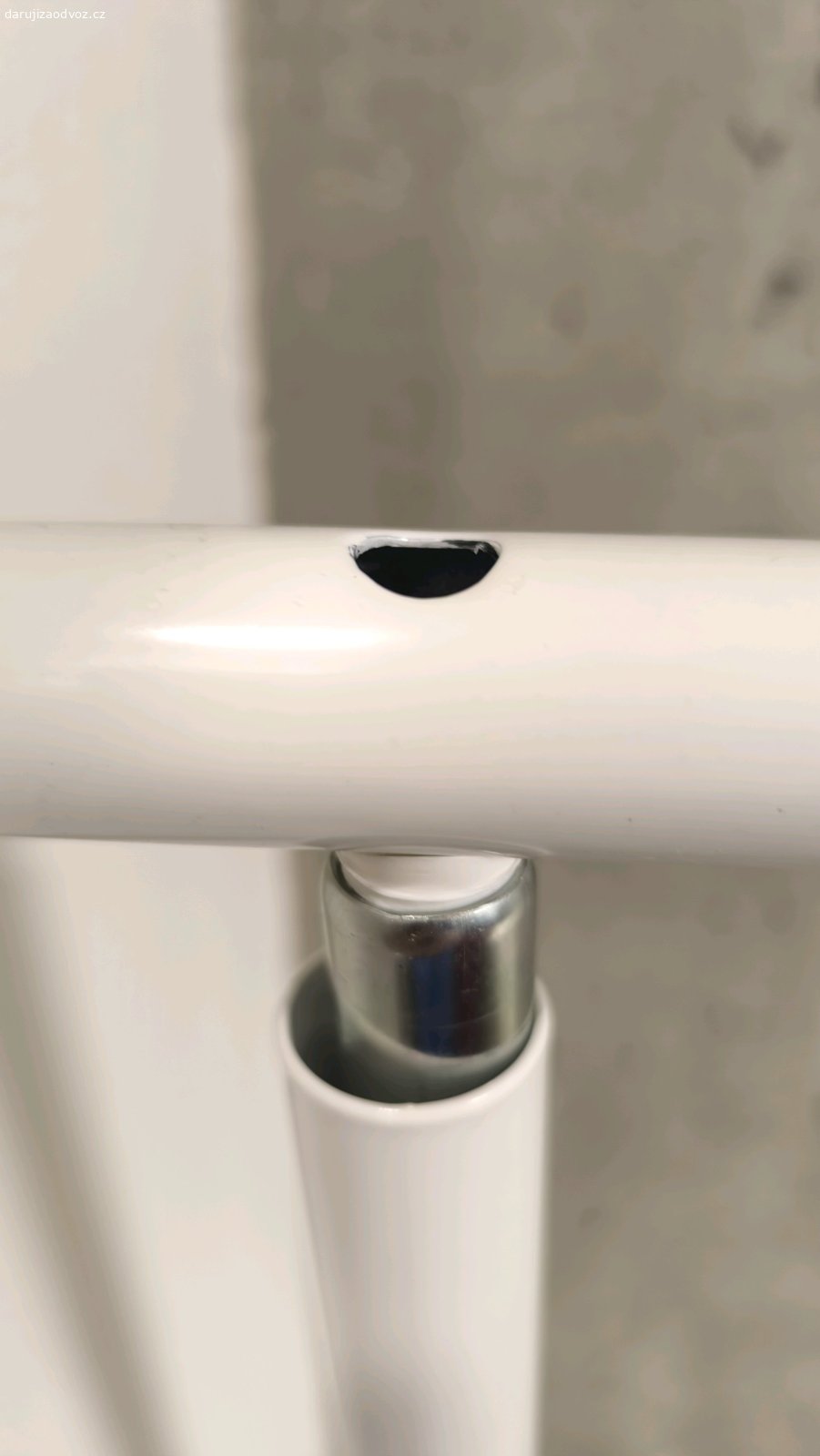 šatní stojan bez koleček. Daruji za odvoz (neposílám)
šatní stojan Rigga z IKEA, v úpravě bez koleček. 
Na jedné straně chybí horni matice a manžeta, byly plastové a roztrhly se. Stojan však sloužil i bez nich.
Předání Brno:  MHD Celní
nebo OBI Sokolova 
Prosím SMS, mejly nečtu ;o)
