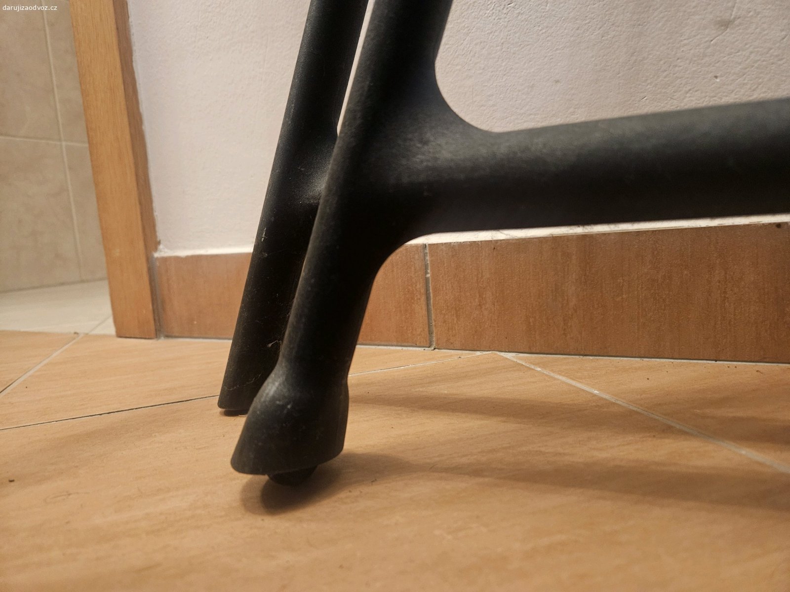 Šatní stojan Ikea Turbo. Šatní stojan, vnitř./venk., černá, plast, 117x59 cm 
Horní díl se zasouvá do spodního "áčka" a v tom spoji je na jedné straně stojanu ulomená část toho "pantu" viz fotka ze stříbrnou páskou. když se to zafixuje páskou, bude fungovat. na jedné straně jsou kolečka. 
https://share.google/Qrpcg7zahnEKk9Csr
