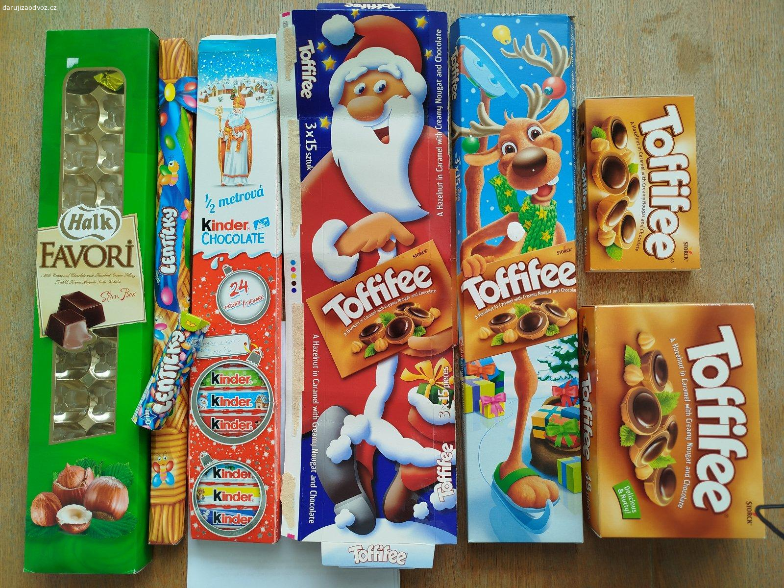 sbírka čokoládových obalů. Nabízím bohatý mix prázdných obalů od kvalitních čokolád a adventních kalendářů, ideální pro kreativní tvoření, scrapbooking, školní projekty nebo originální dárkové balení.
Značkové bonboniéry: Lindt, Ferrero Rocher, Milka, Merci, Cadbury, After Eight, Geisha, Belgian (Fruits de Mer) a další.
Adventní kalendáře: Mix prázdných kalendářů (např. Orion) připravených k opětovnému naplnění nebo dekoraci.
Mezinárodní mix.
Čisté, zachovalé.
Materiál pro školní projekty a koláže.
Sběratelství a dekorace: Vánoční aranžmá nebo výstava obalů.
Doprava: [Osobní odběr / Zásilkovna / Balíkovna]
Vdechněte těmto krásným obalům nový život! V případě zájmu mě kontaktujte.
