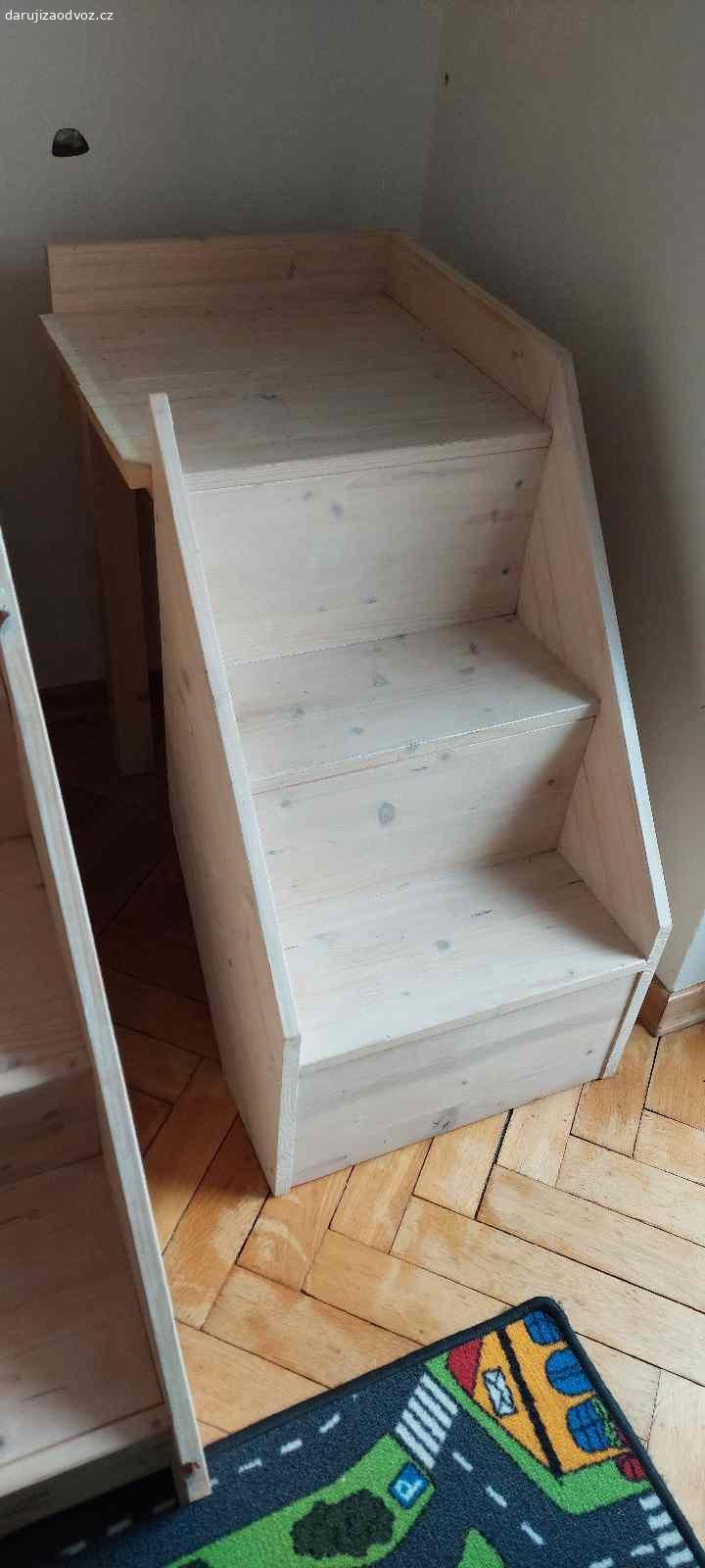 Schody. Pokud by se někomu hodilo, daruji nábytkové schody, viz. foto.