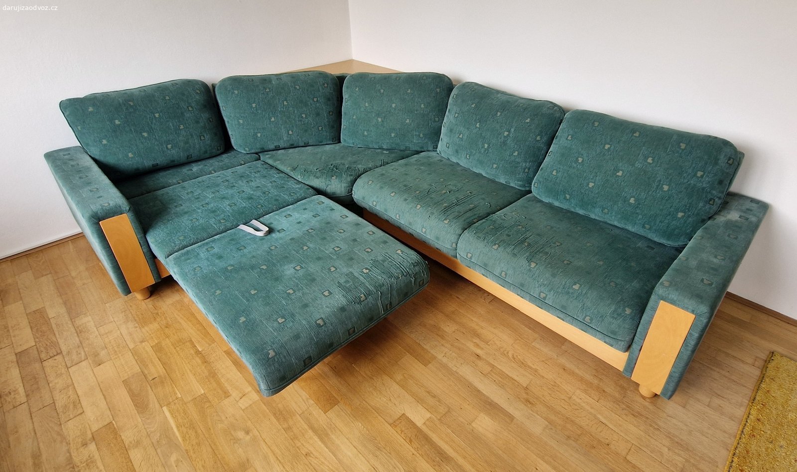 Sedací pohovka do "L". Rozměry 300 x 220 cm
- částečným rozložením se dá vytvořit další lůžko na nouzové přespání
- má úložný prostor
- "L" díl se dá prohodit zleva na pravou stranu
- Sedáky jsou neprosezené, ale čalounění má nejlepší léta za sebou, dokonce by se dalo říct, že je dost odrbané, šikovný kutil si to potáhne, nešikovný si na pohovku hodí přehoz
- Není to žádné Asko-Sconto-Ikea, ale nějaký český výrobce

- Praha - Roztyly
- Pro stěhování se dá rozšroubovat na menší kousky
- V domě je velký výtah, kam se rozložená vejde
- Nic nikomu nevezu