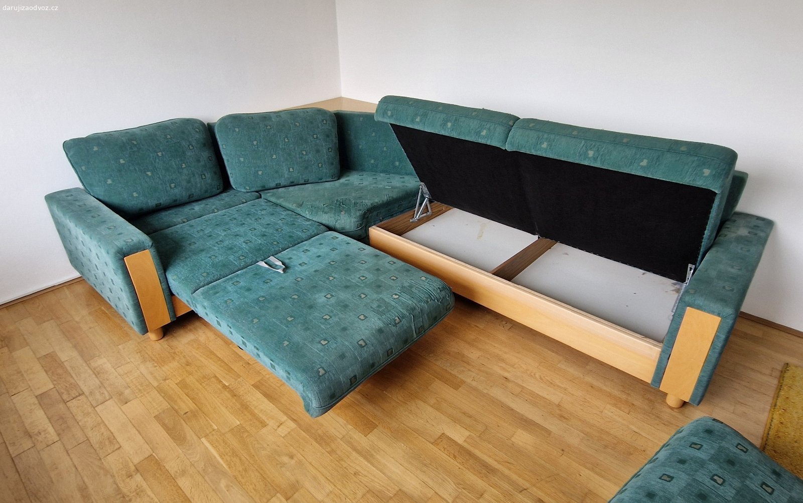 Sedací pohovka do "L". Rozměry 300 x 220 cm
- částečným rozložením se dá vytvořit další lůžko na nouzové přespání
- má úložný prostor
- "L" díl se dá prohodit zleva na pravou stranu
- Sedáky jsou neprosezené, ale čalounění má nejlepší léta za sebou, dokonce by se dalo říct, že je dost odrbané, šikovný kutil si to potáhne, nešikovný si na pohovku hodí přehoz
- Není to žádné Asko-Sconto-Ikea, ale nějaký český výrobce

- Praha - Roztyly
- Pro stěhování se dá rozšroubovat na menší kousky
- V domě je velký výtah, kam se rozložená vejde
- Nic nikomu nevezu