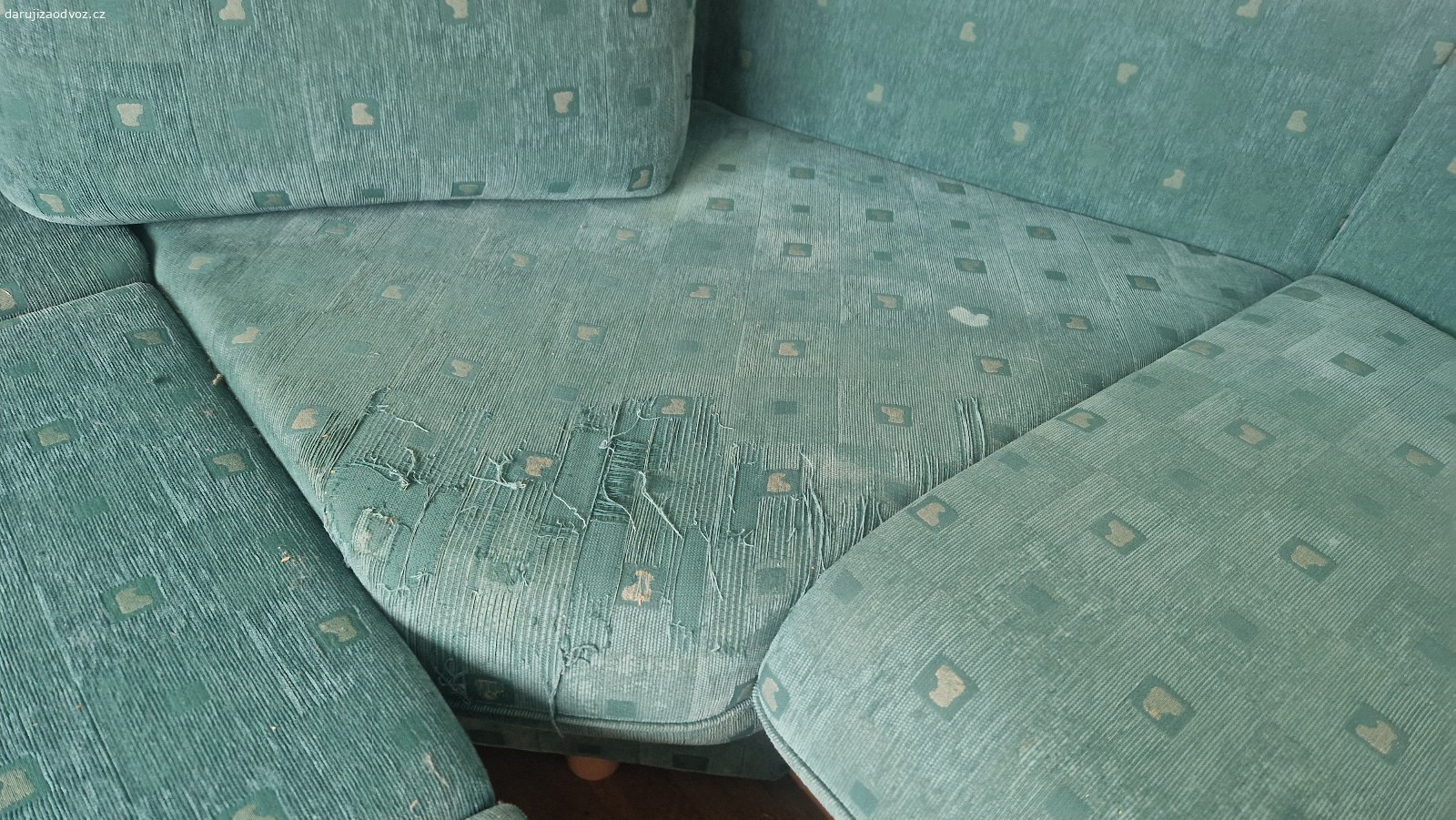 Sedací pohovka do "L". Rozměry 300 x 220 cm
- částečným rozložením se dá vytvořit další lůžko na nouzové přespání
- má úložný prostor
- "L" díl se dá prohodit zleva na pravou stranu
- Sedáky jsou neprosezené, ale čalounění má nejlepší léta za sebou, dokonce by se dalo říct, že je dost odrbané, šikovný kutil si to potáhne, nešikovný si na pohovku hodí přehoz
- Není to žádné Asko-Sconto-Ikea, ale nějaký český výrobce

- Praha - Roztyly
- Pro stěhování se dá rozšroubovat na menší kousky
- V domě je velký výtah, kam se rozložená vejde
- Nic nikomu nevezu