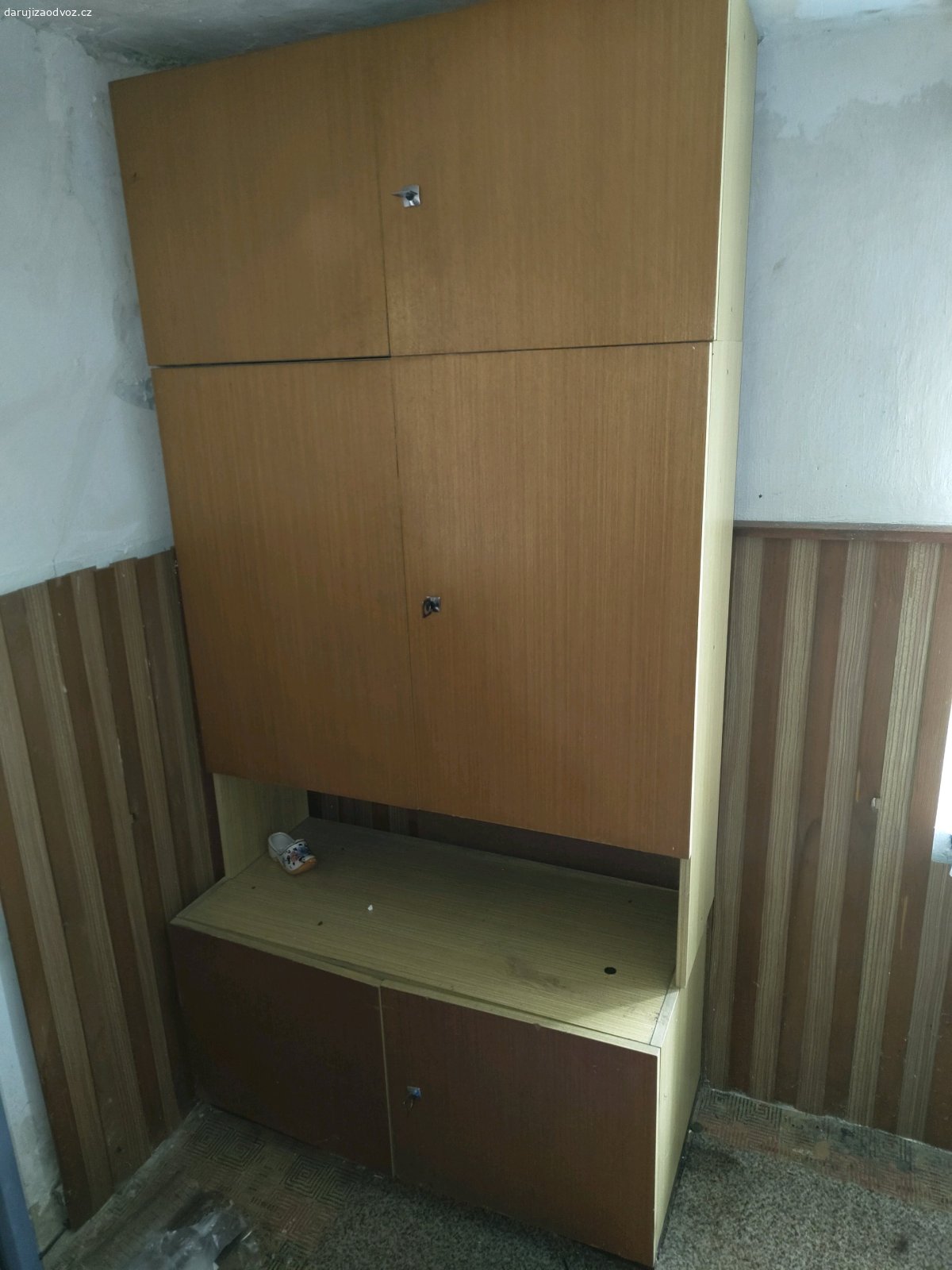 Sedací souprava a skříň. Daruji za odvoz starší sedací soupravu a skříň. Skříň je možno rozložit na 3 kusy.
Adresa je pouze orientační, po kontaktu zašlu přesnou adresu.