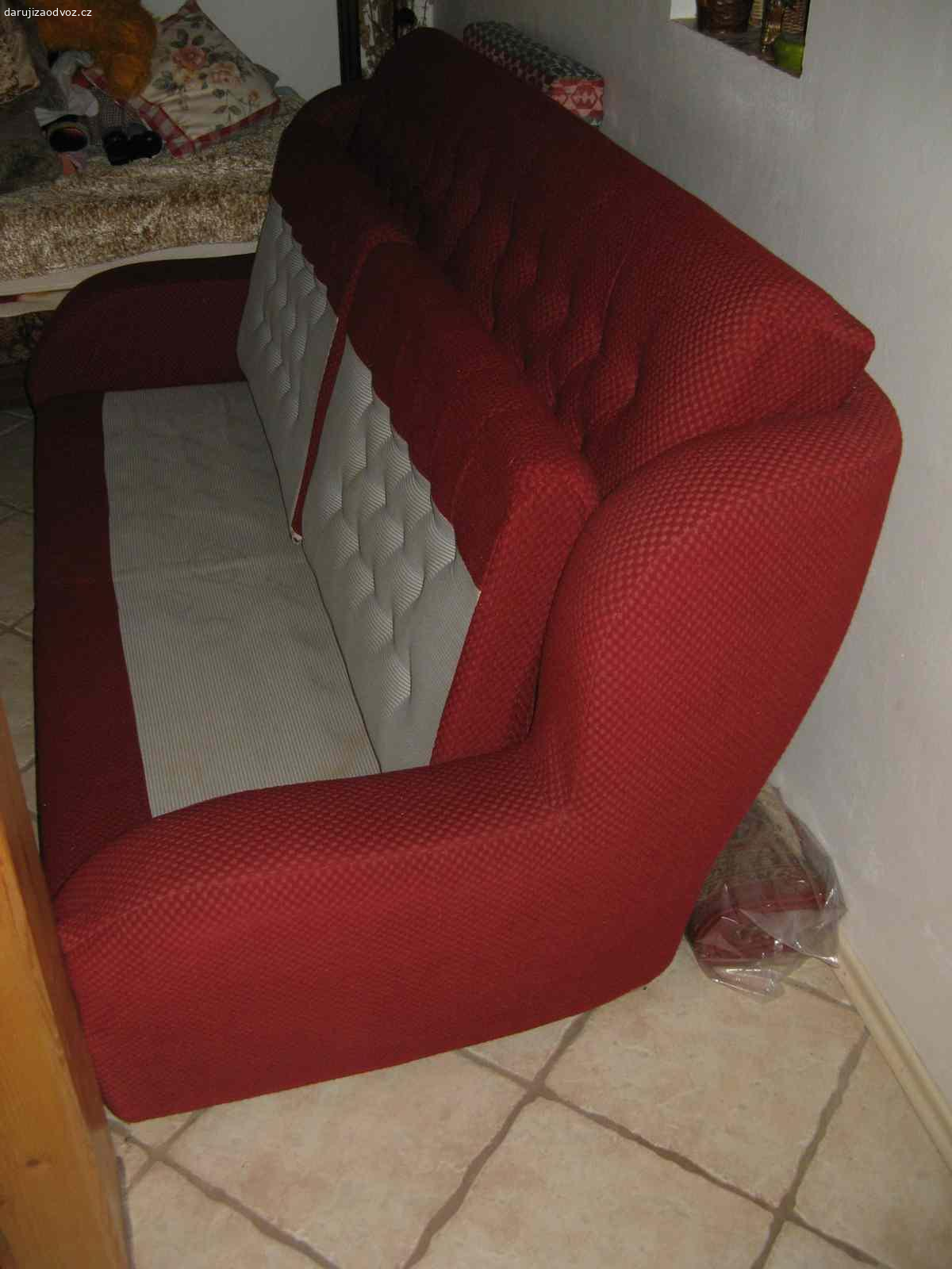 Sedací souprava - gauč a 2 křesla. Daruji za odvoz gauč cca z přelomu 80./90. let. Povrchově poměrně zachovalý, viz fotky. Lze jej poměrně snadno rozložit, pouze opěrné nožky v koncové části ložné plochy by potřebovaly trochu poopravit, aby tuto část plně podpíraly. Zajímavostí je, že stejný typ látky se používal i pro čalounění sedaček ve vozech Tatra 613 nebo Škoda Garde/Rapid.

Ke gauči jsou i 2 křesla ve slušném stavu. Gauč i křesla jsou z nekuřácké domácnosti.

Rozměry gauče: celková šířka 182 cm, šířka sedu 155 cm, výška sedu 40 cm, hloubka sedu cca 55 cm, celková výška 95 cm, hloubka cca 100 cm, výška 