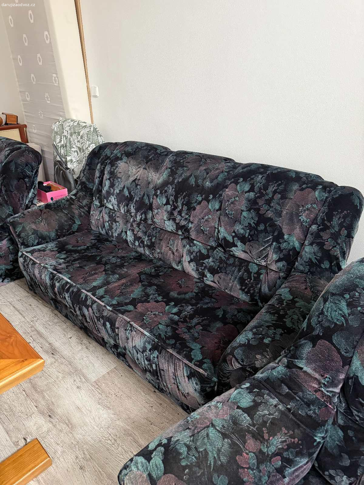 Sedací souprava. Jedna rozkládací sedačka a dvě křesla. Krásný stav. Mikroplysovy povrch.