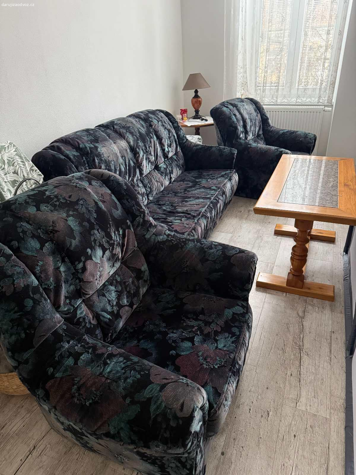 Sedací souprava. Jedna rozkládací sedačka a dvě křesla. Krásný stav. Mikroplysovy povrch.