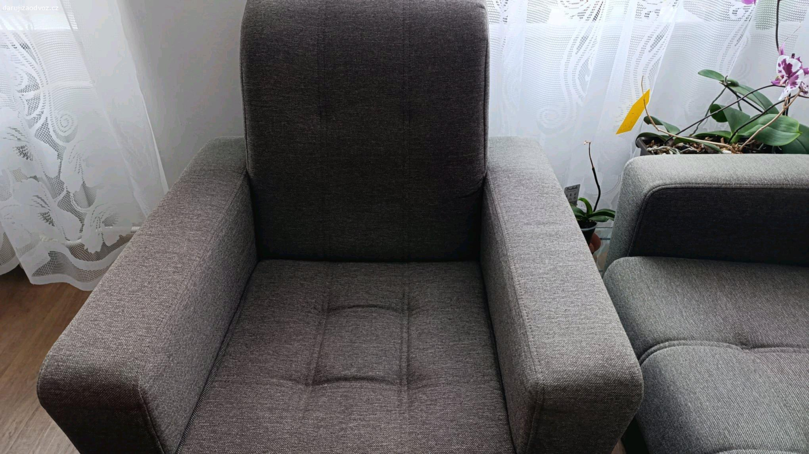 Sedací souprava. Nabízíme za odvoz 2 křesla a rozkládací sedací soupravu s úložným prostorem