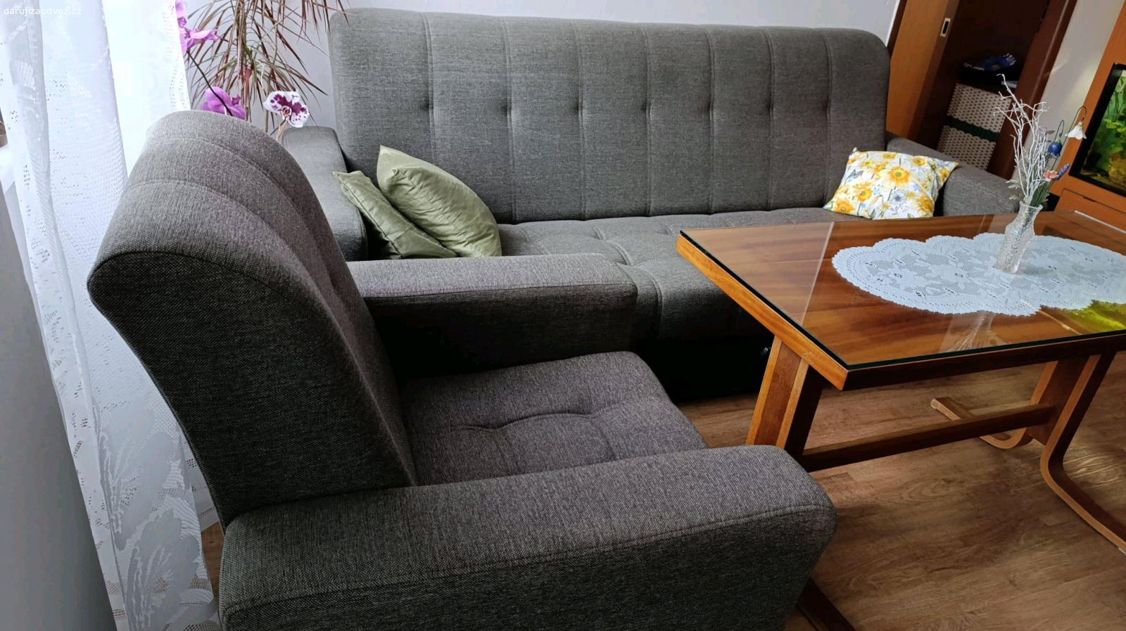 Sedací souprava. Nabízíme za odvoz 2 křesla a rozkládací sedací soupravu s úložným prostorem