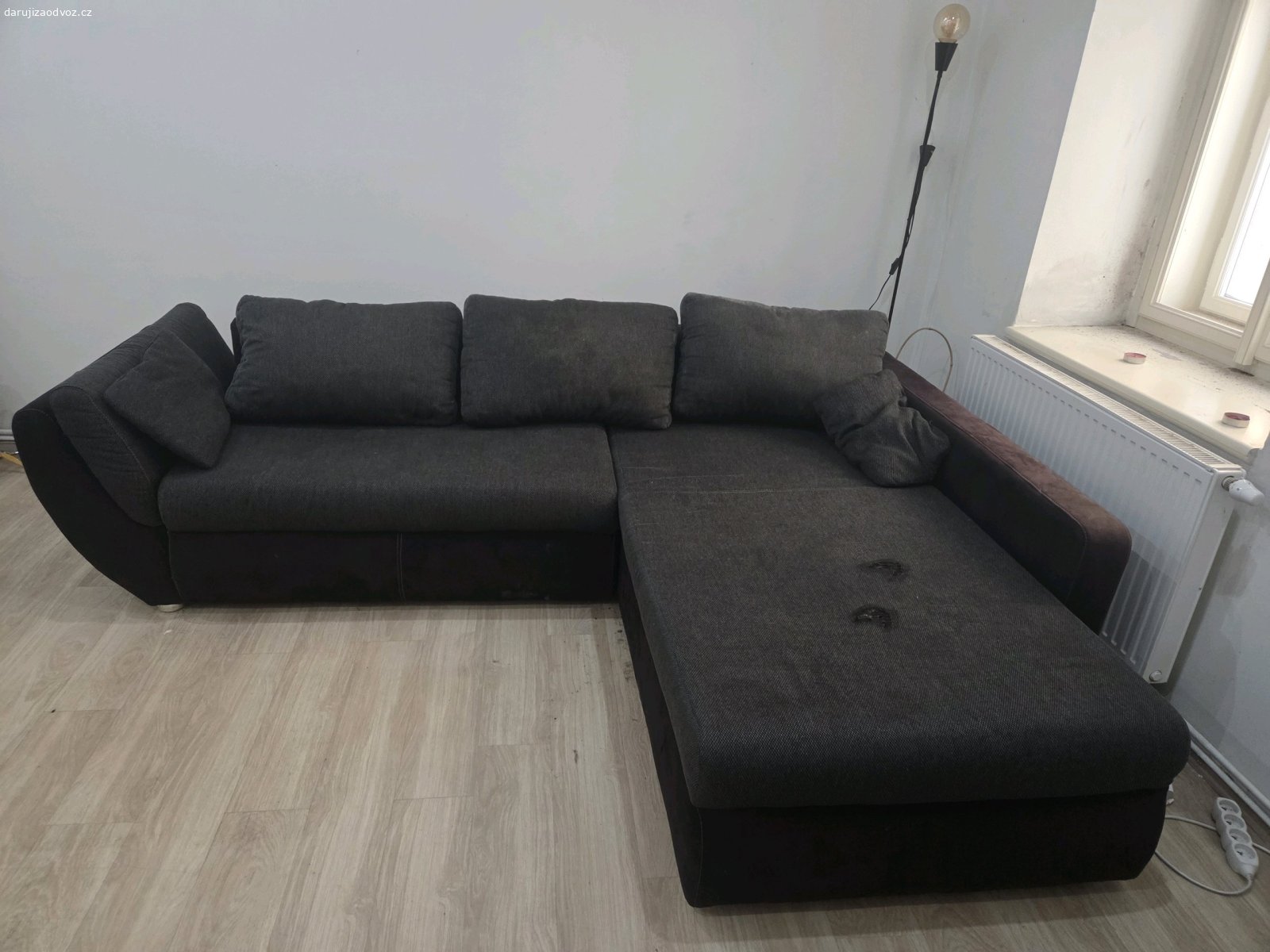 sedací souprava. Vyklízim byt po nájemníkovy který tam nechal nábytek. Na sedačce zřejmě spal pes chtěla by vyčistit jinak je ale plně funkční. Rozkládací. (ideální odběr je v sobotu 15.8 mezi 12:30-13:30)