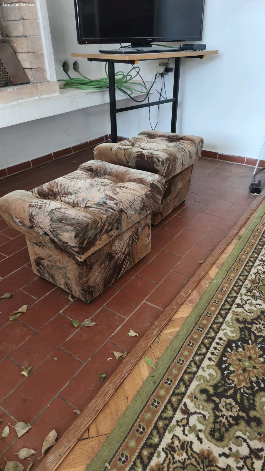Sedací souprava. Daruji polohovatelný gauč, dvě křesla a dvě sedátka. Používané, největší prostření je u gauče, viz foto.