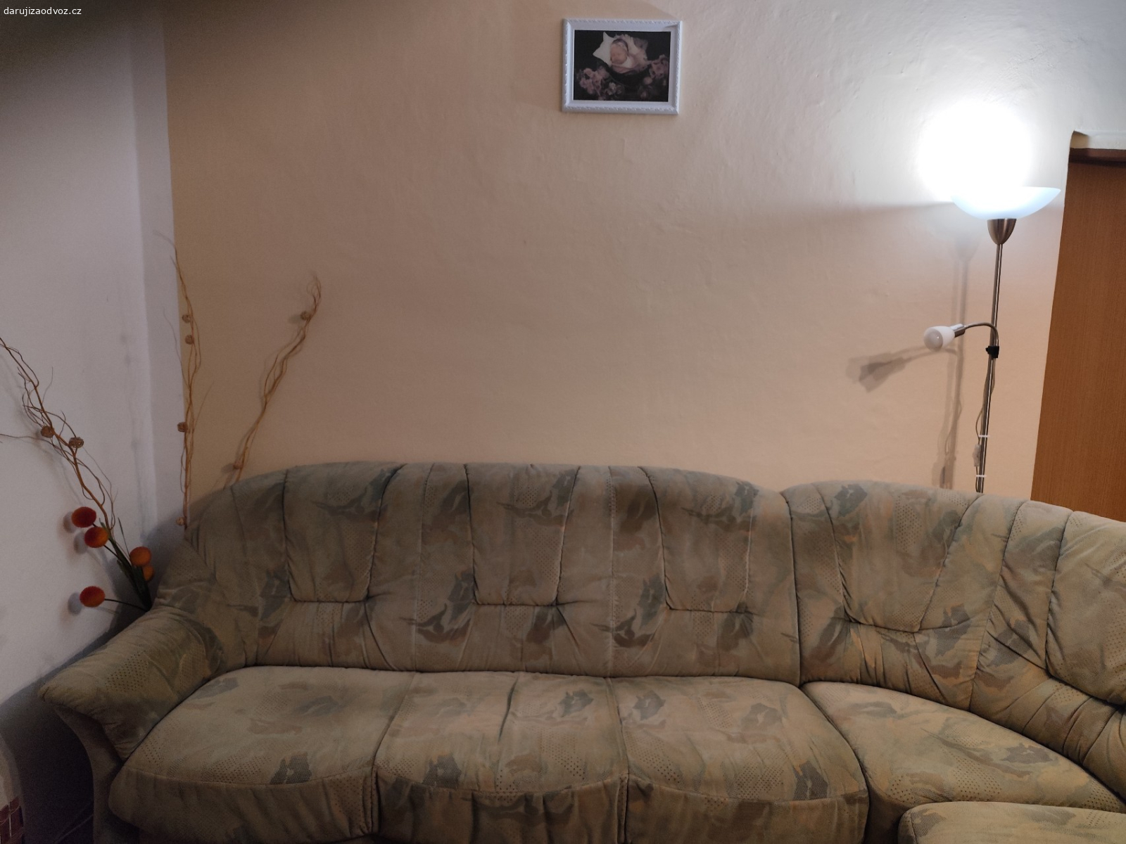 Sedací soupravu. Daruji starší sedací soupravu. Rozměry: 280 cm x 220 cm. Výška: 80 cm.