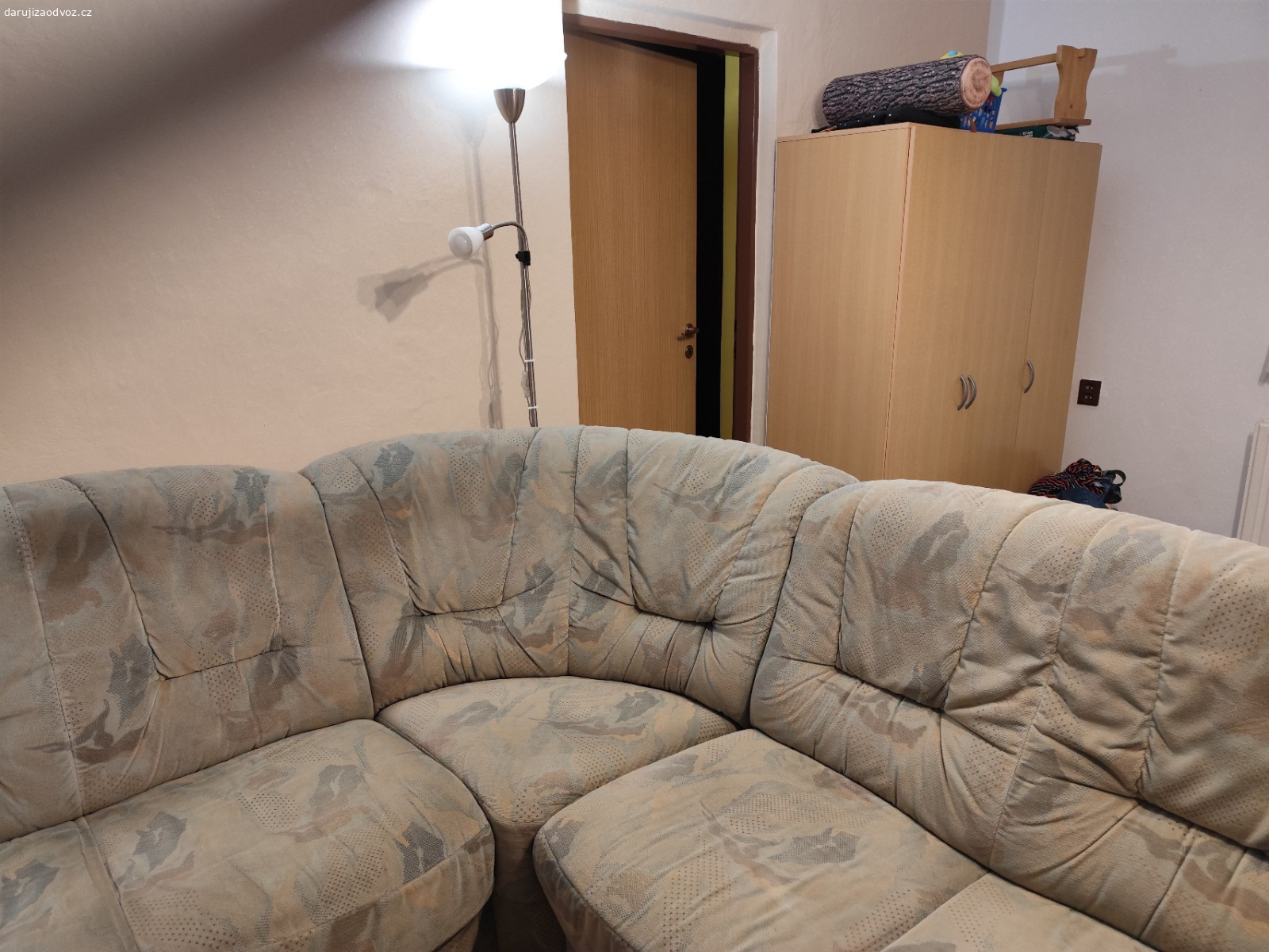 Sedací soupravu. Daruji starší sedací soupravu. Rozměry: 280 cm x 220 cm. Výška: 80 cm.