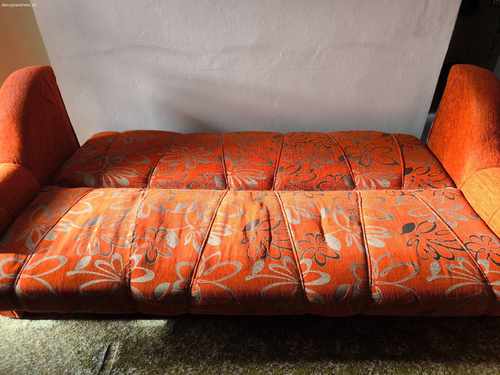 Sedačka - 218 cm. Daruji od prarodičů sedačku, délka 218 cm, na pravé straně více vysezená, jinak vše v pořádku, čalounění bez trhlin, možnost rozložení viz foto. Nutný vlastní odvoz a snesení z prvního patra.