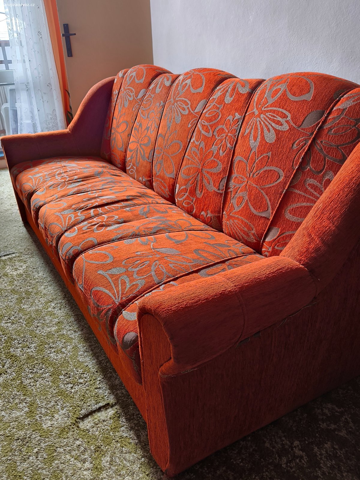 Sedačka - 218 cm. Daruji od prarodičů sedačku, délka 218 cm, na pravé straně více vysezená, jinak vše v pořádku, čalounění bez trhlin, možnost rozložení viz foto. Nutný vlastní odvoz a snesení z prvního patra.