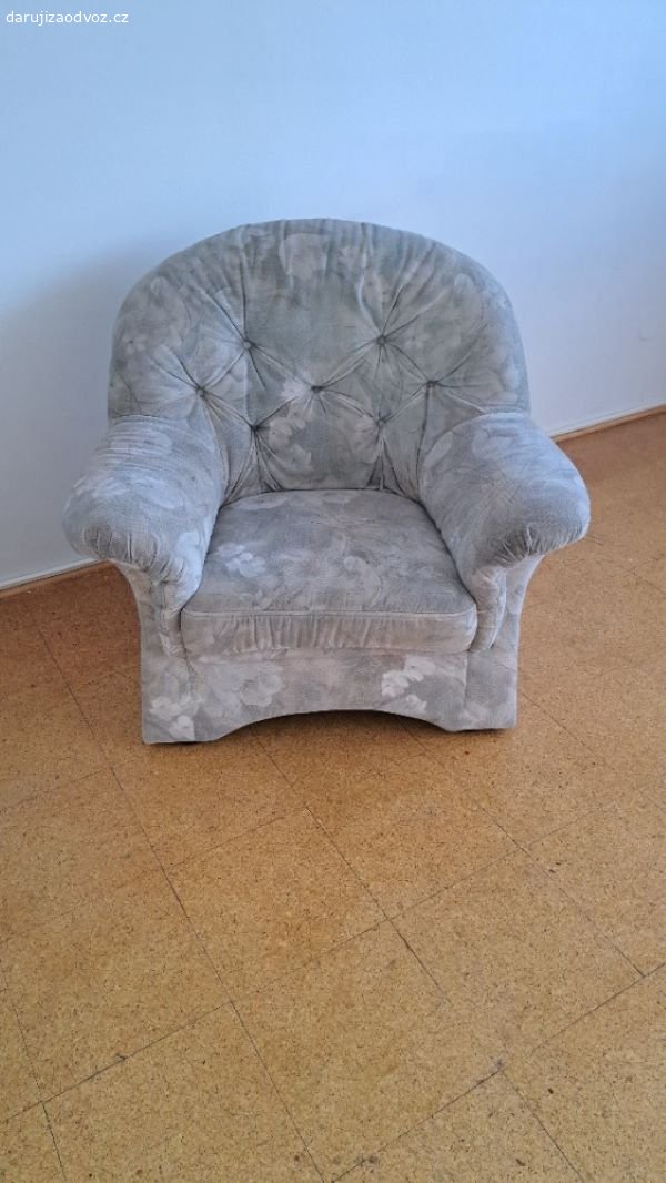 Sedačka a křeslo. Daruji za odvoz trojmístná (na pohled velká, v rozměru šířky pouze 198cm) rozkládací sedačka DIANA (lůžko pro dvě osoby) a křeslo, výrobce KARNA Mariánské Lázně. Výtah v domě k dispozici.