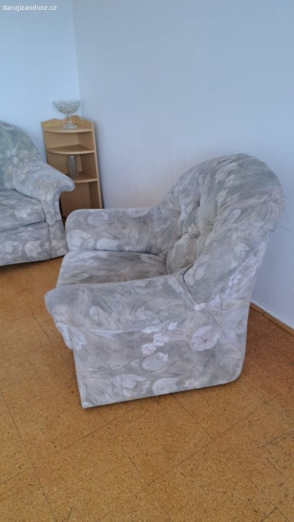 Sedačka a křeslo. Daruji za odvoz trojmístná (na pohled velká, v rozměru šířky pouze 198cm) rozkládací sedačka DIANA (lůžko pro dvě osoby) a křeslo, výrobce KARNA Mariánské Lázně. Výtah v domě k dispozici.