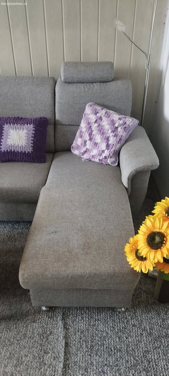 sedačka a křeslo. nechám za odvoz rozkládací sedačku  a úložným prostorem viz foto. rozměr cca. 250 z 160 cm. bude potřeba vyčistit. Křeslo v pořádku. možno i jednotlivě.