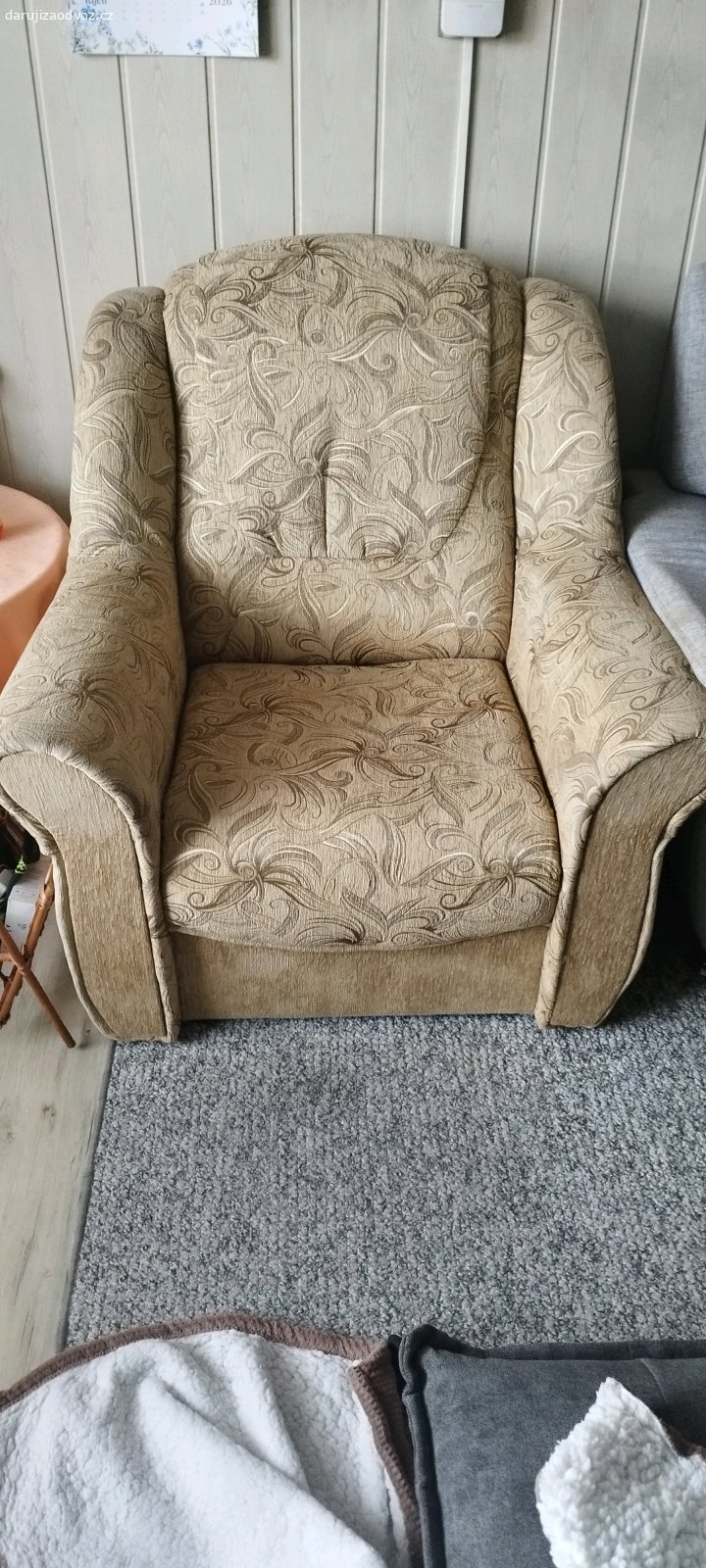 sedačka a křeslo. nechám za odvoz rozkládací sedačku  a úložným prostorem viz foto. rozměr cca. 250 z 160 cm. bude potřeba vyčistit. Křeslo v pořádku. možno i jednotlivě.