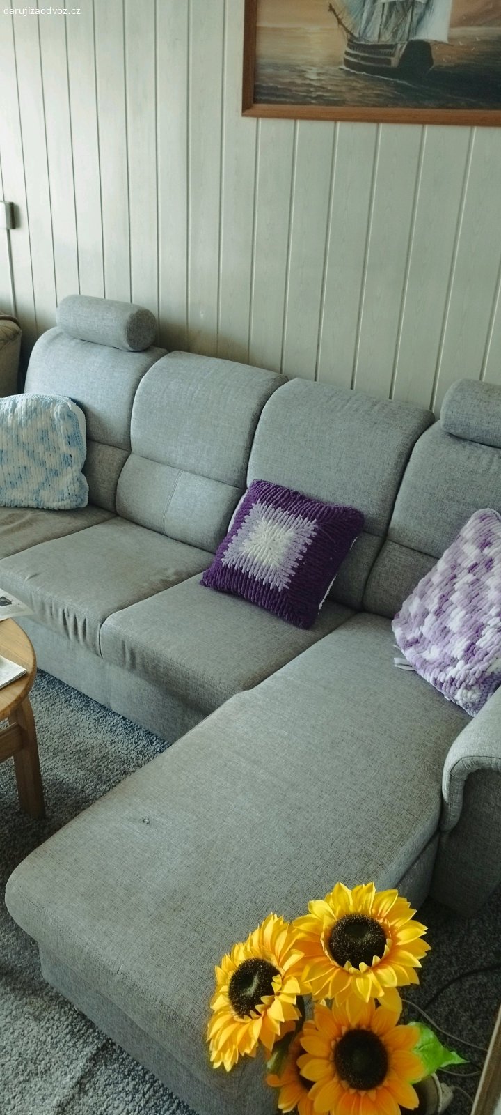 sedačka a křeslo. nechám za odvoz rozkládací sedačku  a úložným prostorem viz foto. rozměr cca. 250 z 160 cm. bude potřeba vyčistit. Křeslo v pořádku. možno i jednotlivě.
