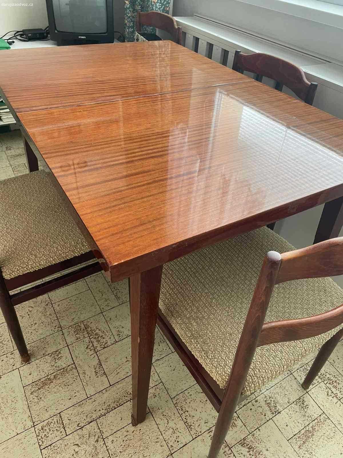 Sedačka a stůl se židlemi. Daruji retro sedačku, dá se rozložit. Výrobce Jitona. Už by potřebovala zrenovovat. Třeba se tu najde šikovný kutil, který by si s tím poradil. 
Přidávám i rozkládací stůl lakovaný mahagon + 4 židle Ton.
Vše se nachází ve Znojmě. Pozůstalost.
