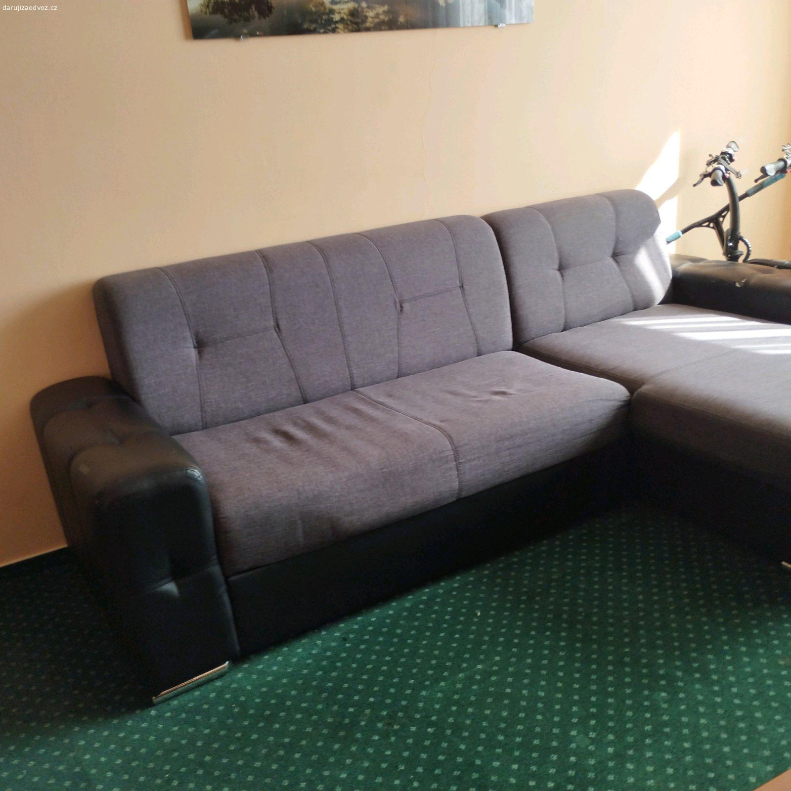 Sedačka do tvaru L. Sedačka s úložným prostorem. Akorát jsou poškozené krajní černé opěrátka (viz. foto), jsou z koženky a ta se odlupuje, ale na to stačí šikovný čalouník.