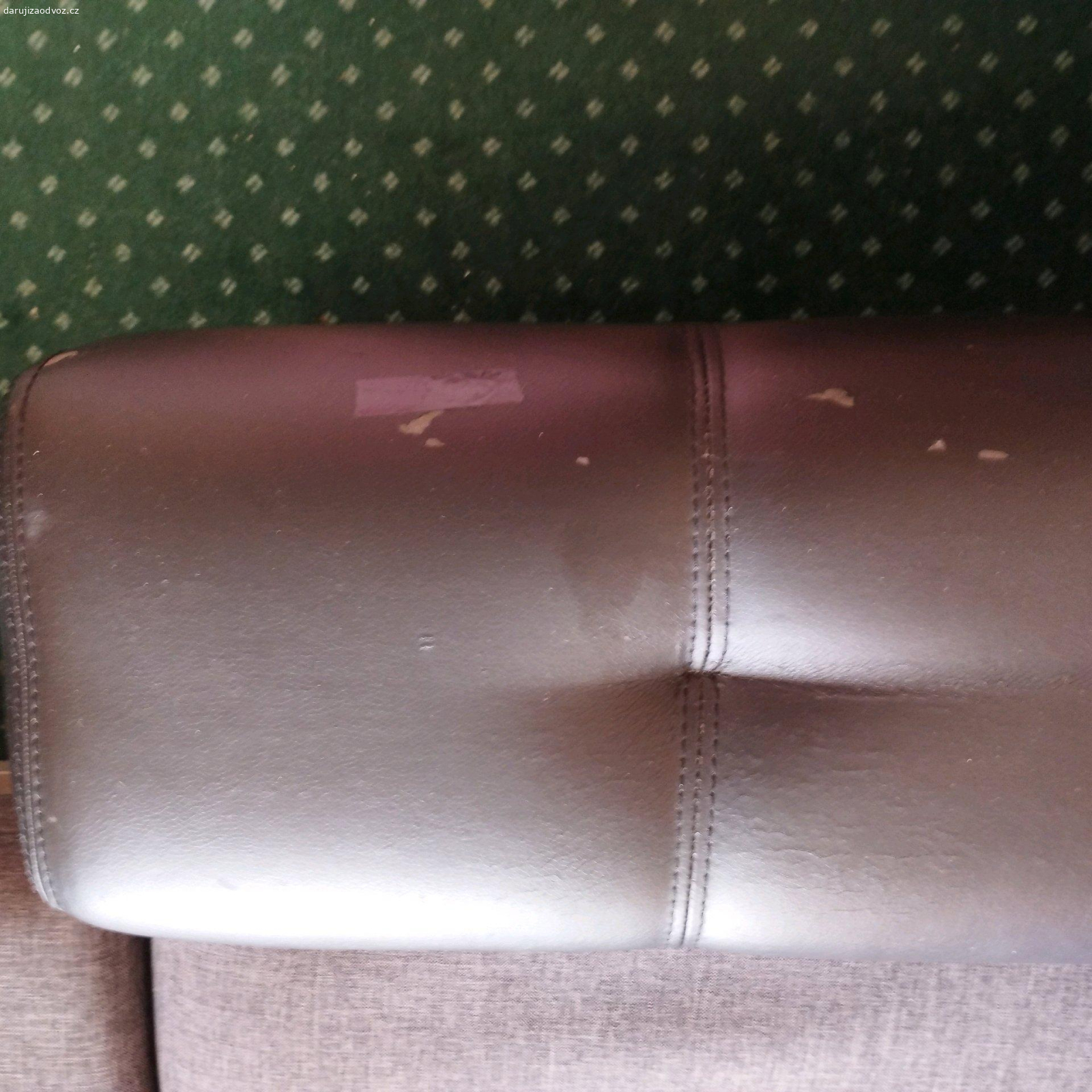 Sedačka do tvaru L. Sedačka s úložným prostorem. Akorát jsou poškozené krajní černé opěrátka (viz. foto), jsou z koženky a ta se odlupuje, ale na to stačí šikovný čalouník.