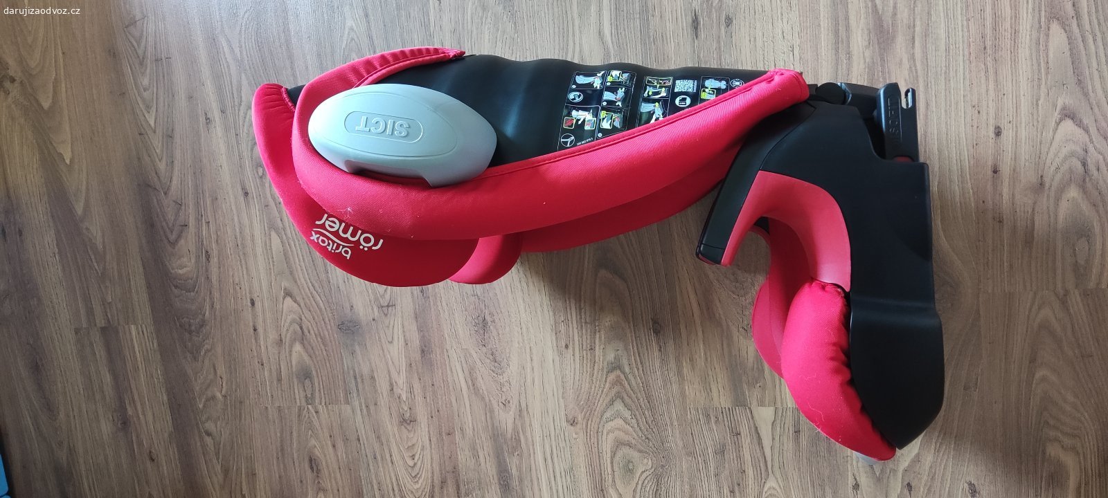 Sedacka Isofix. Daruji detskoi sedacku do auta Britax Römer Kidfix SL Sict na Isofix. 15-35 kg. Obcas nejaky flek, ale jinak v poradku