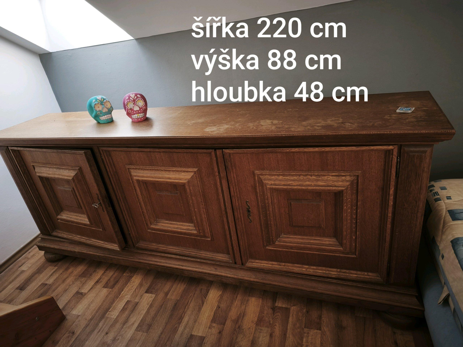 sedačka, komoda, rohový stůl, postel. Daruji, vlastní odnos a odvoz nejpozději do neděle 3.5. ze Starého Plzence.