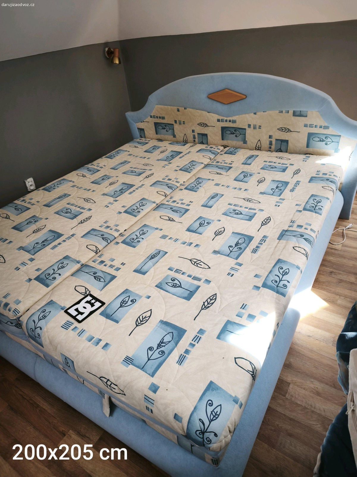 sedačka, komoda, rohový stůl, postel. Daruji, vlastní odnos a odvoz nejpozději do neděle 3.5. ze Starého Plzence.