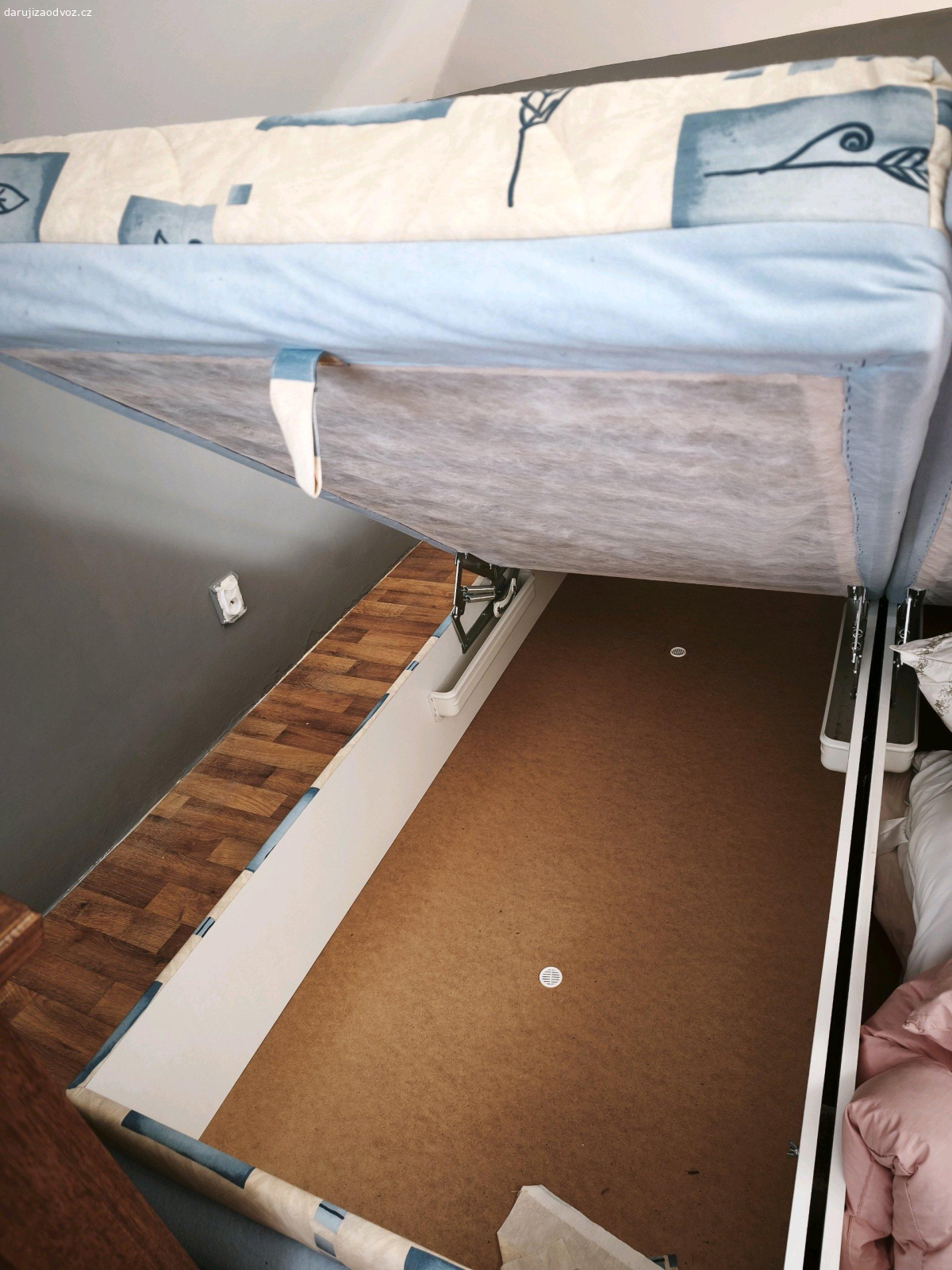 sedačka, komoda, rohový stůl, postel. Daruji, vlastní odnos a odvoz nejpozději do neděle 3.5. ze Starého Plzence.