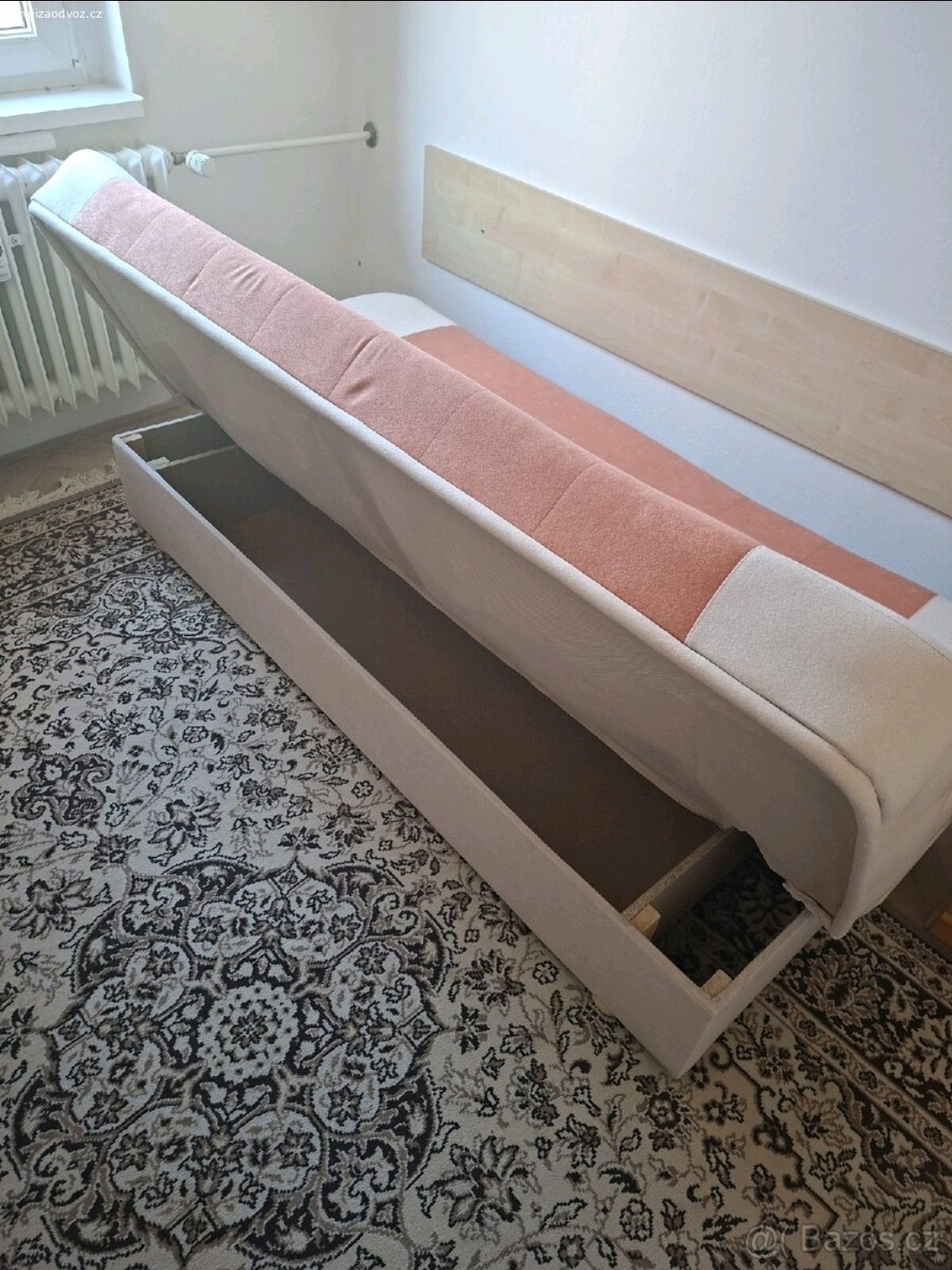sedačka / postel. Za odvoz, s nutností snést ze 3. patra, nabízíme sedačku s úložným prostorem, která se dá jednou rukou rozložit na postel (1½ lůžko?).
K vyzvednutí v Žabovřeskách na ulici Zborovská.
Nutné odvézt do středy 2.9.2026, včetně.