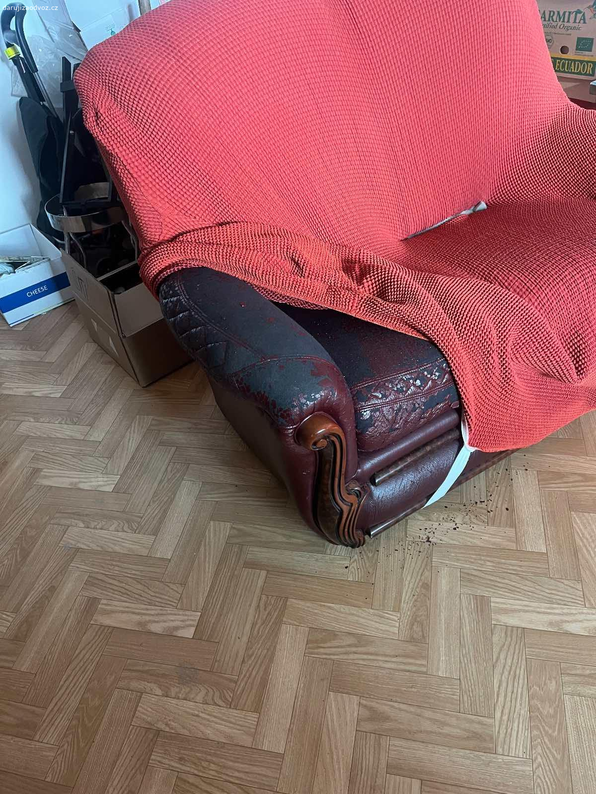 Sedačka třímístná a dvoumístná. Daruji funkční sedačky s potahem. Koženka je oloupaná. K odběru do smazání inzerátu