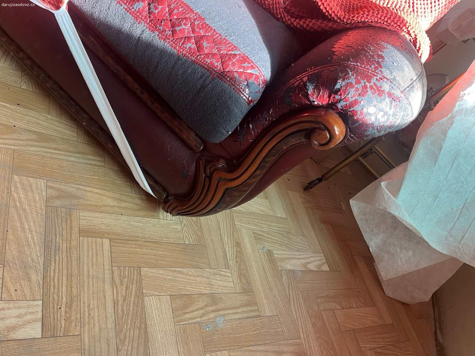 Sedačka třímístná a dvoumístná. Daruji funkční sedačky s potahem. Koženka je oloupaná. K odběru do smazání inzerátu