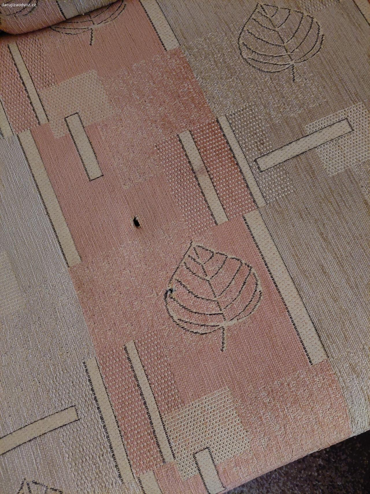 Sedačka. Potřebuje vyčistit a jsou tam dvě dirky ale dá se potah a ničemu to nevadí