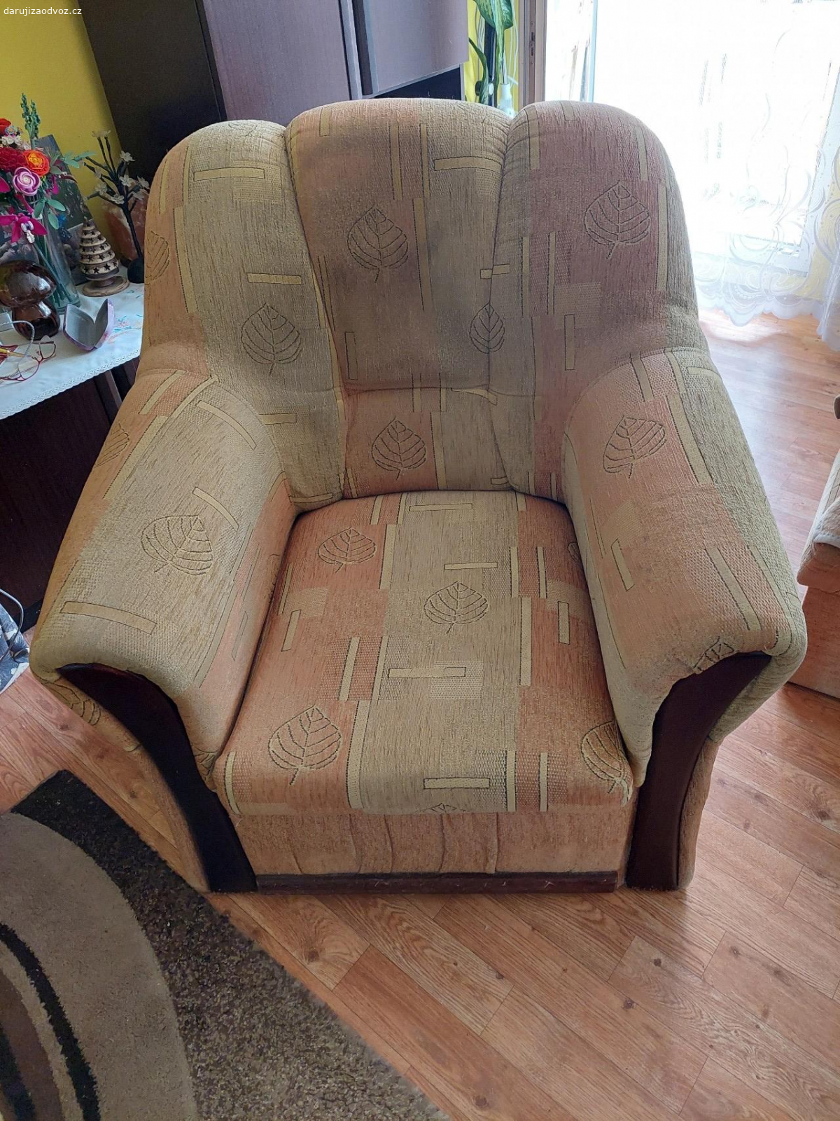 Sedačka. Potřebuje vyčistit a jsou tam dvě dirky ale dá se potah a ničemu to nevadí