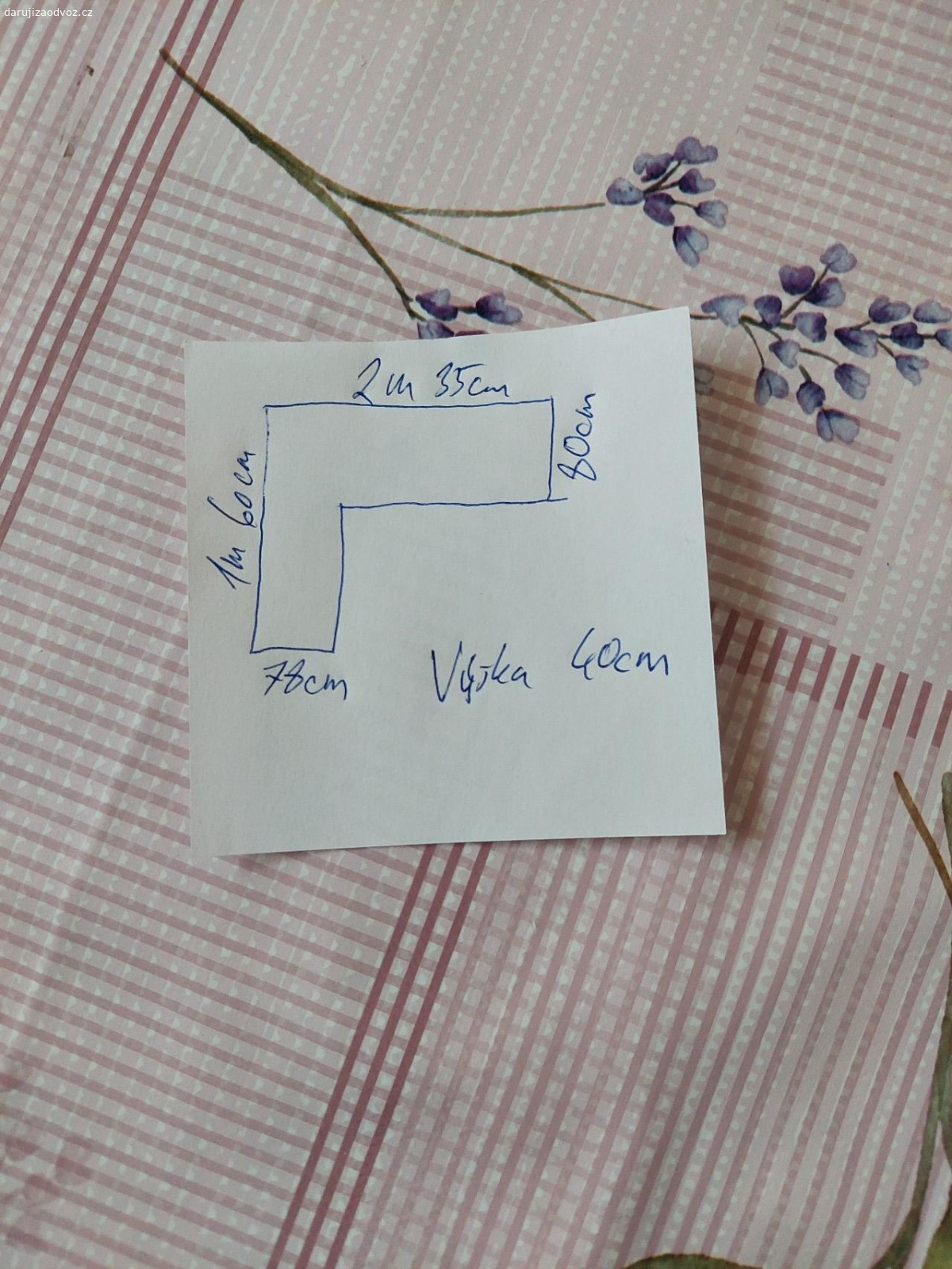 Sedačka. Potřebuje vyčistit a jsou tam dvě dirky ale dá se potah a ničemu to nevadí