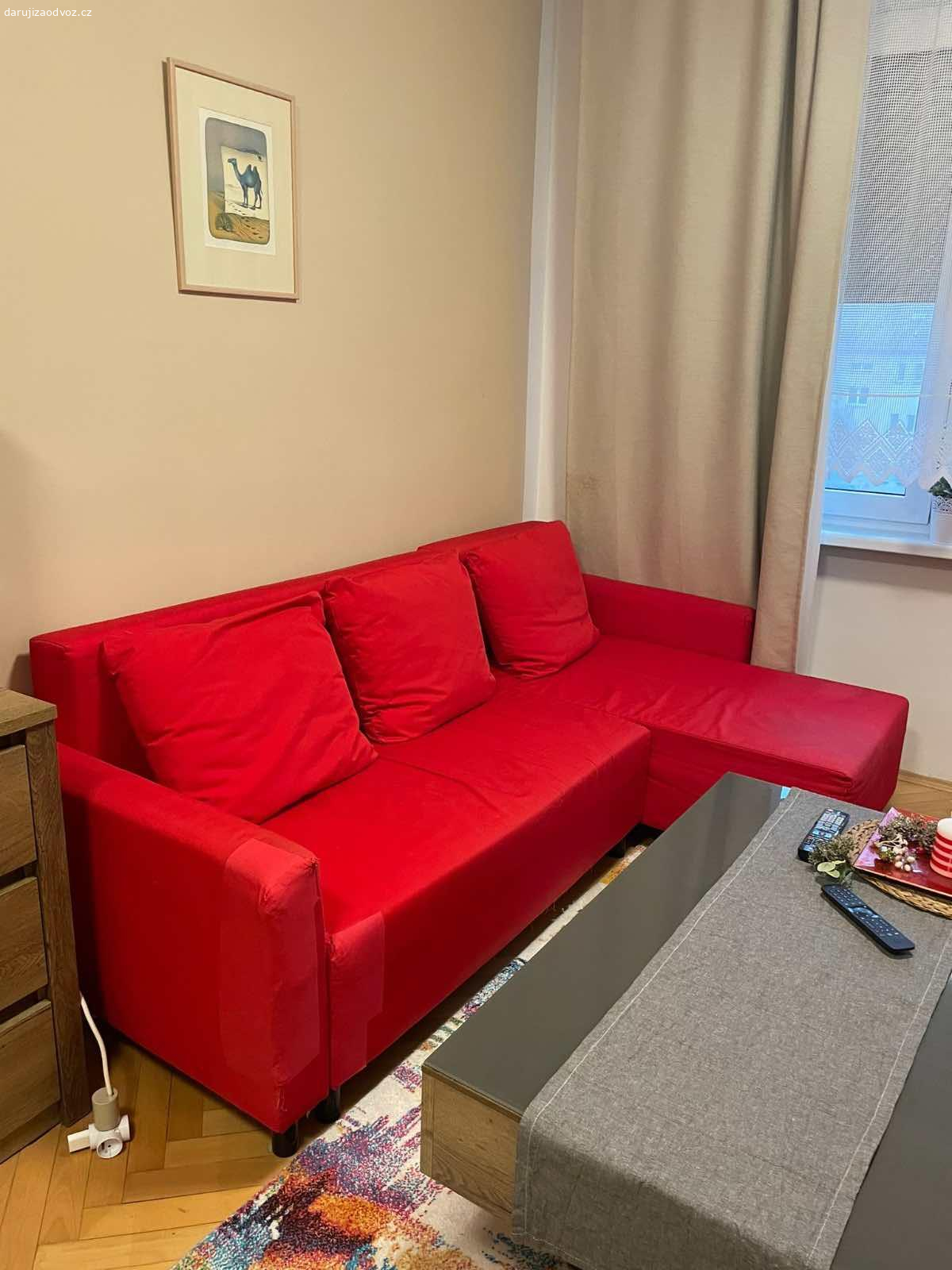 Rozkládací sedačka / pohovka IKEA - šířka 180 cm. Daruji ZA ODVOZ rozkládací sedačku / pohovku IKEA, plně funkční. Šířka 180 cm, hloubka 48 cm, výška opěrky cca 43 cm. Levá opěrka záplatovaná, poškrábaný od kocoura. Nutné vyčistit, jinak bez vad! NUTNÝ vlastní odvoz a odnos, hlavně kvůli váze!! K vyzvednutí po předchozí domluvě u Zbečna na Rakovnicku (50 min od Prahy). Sedačka se dá rozmontovat na díly - aktuálně rozložená! Daruji další věci za ODVOZ viz. inzeráty!