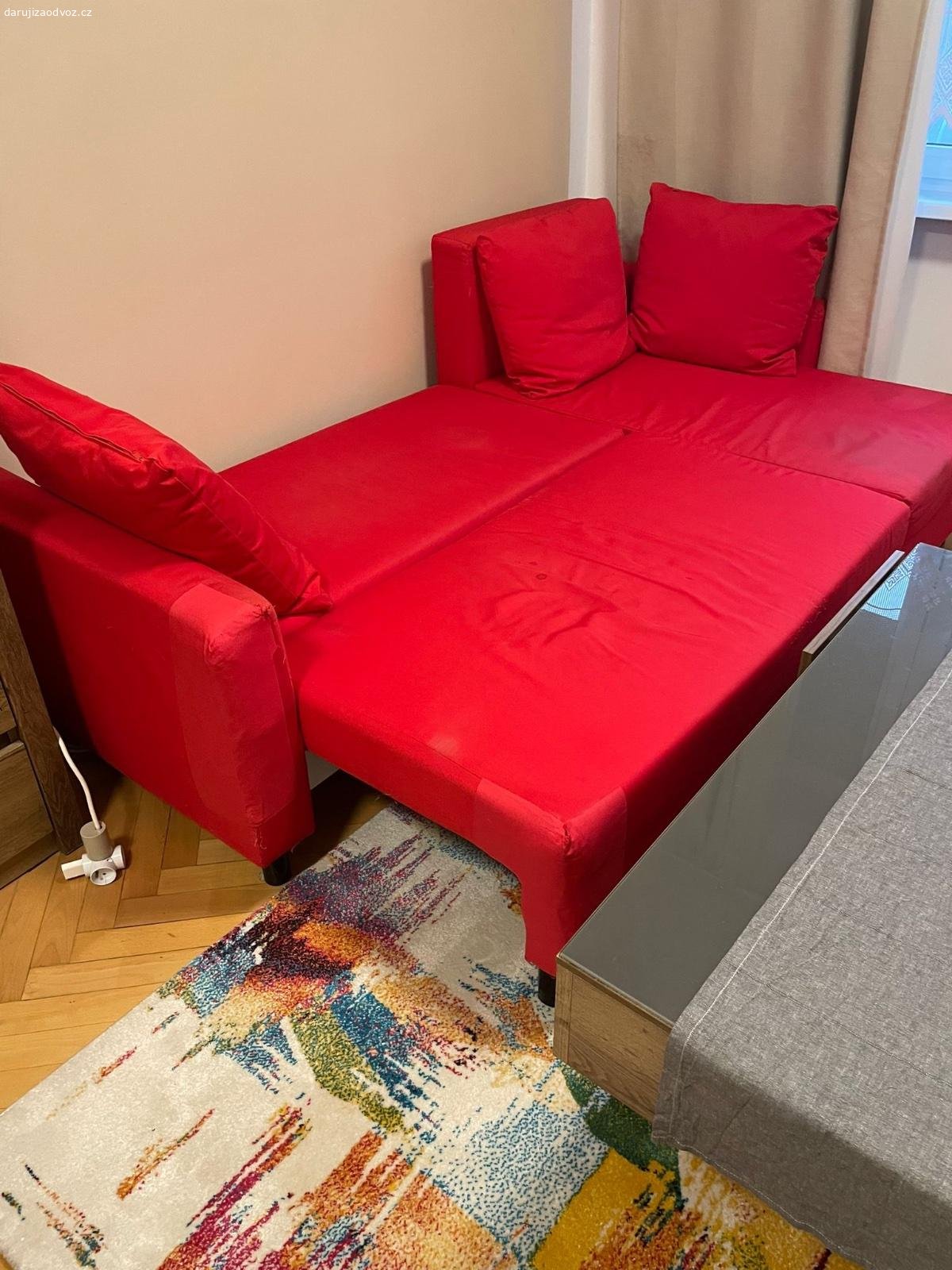 Rozkládací sedačka / pohovka IKEA - šířka 230 cm. Daruji ZA ODVOZ rozkládací sedačku / pohovku IKEA, plně funkční. Šířka 230 cm, hloubka 70 cm a hloubka lenošky 120 cm, výška opěrky cca 43 cm. Plocha na spaní cca 130 x 200 cm. Levá opěrka záplatovaná, poškrábaná od kocoura. Možná by chtěla trochu vyčistit, jinak bez vad! NUTNÝ vlastní odvoz a odnos, hlavně kvůli váze!! K vyzvednutí po předchozí domluvě u Zbečna na Rakovnicku (50 min od Prahy). Sedačka se dá rozmontovat na díly - aktuálně rozložená! Daruji další věci za ODVOZ viz. inzeráty!