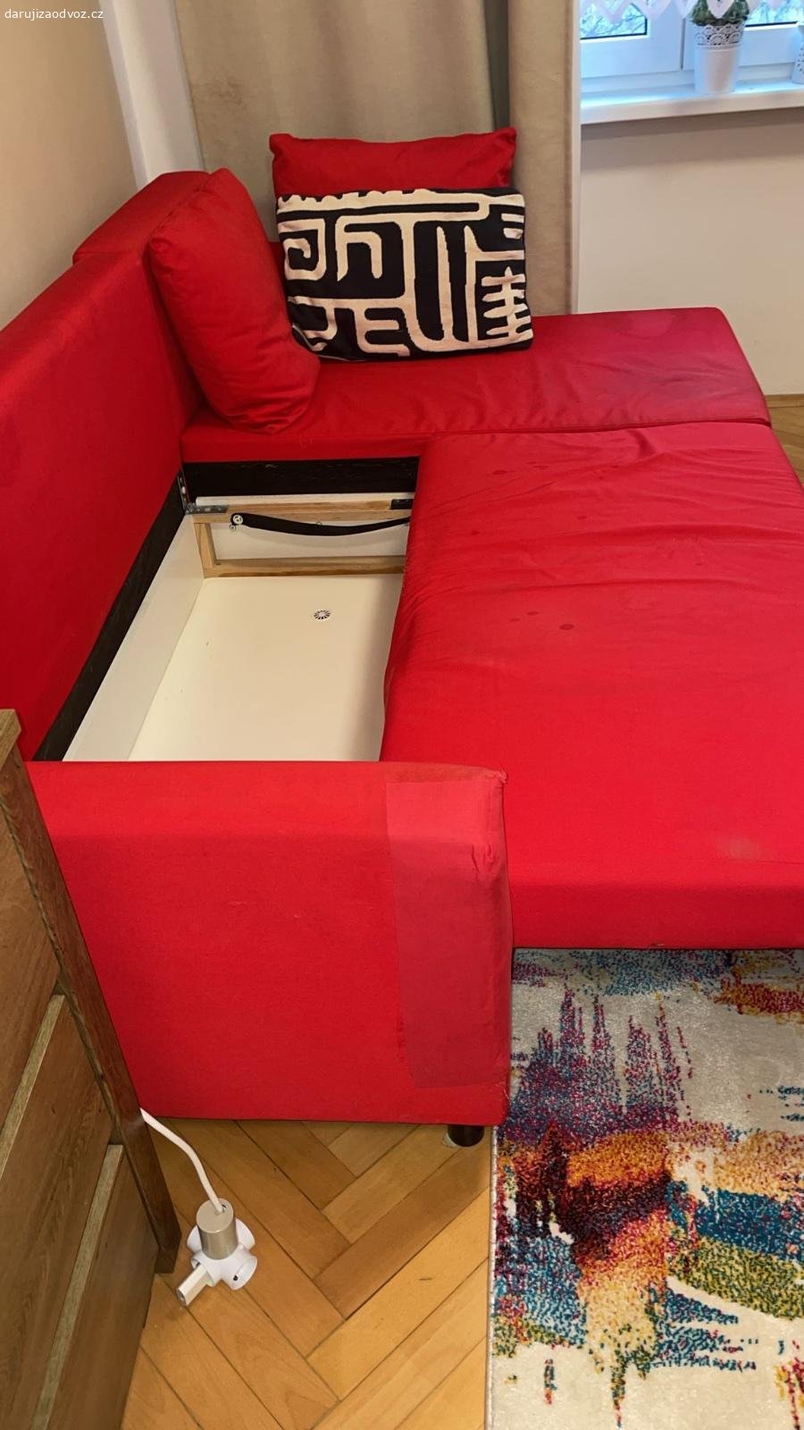 Rozkládací sedačka / pohovka IKEA - šířka 230 cm. Daruji ZA ODVOZ rozkládací sedačku / pohovku IKEA, plně funkční. Šířka 230 cm, hloubka 70 cm a hloubka lenošky 120 cm, výška opěrky cca 43 cm. Plocha na spaní cca 130 x 200 cm. Levá opěrka záplatovaná, poškrábaná od kocoura. Možná by chtěla trochu vyčistit, jinak bez vad! NUTNÝ vlastní odvoz a odnos, hlavně kvůli váze!! K vyzvednutí po předchozí domluvě u Zbečna na Rakovnicku (50 min od Prahy). Sedačka se dá rozmontovat na díly - aktuálně rozložená! Daruji další věci za ODVOZ viz. inzeráty!