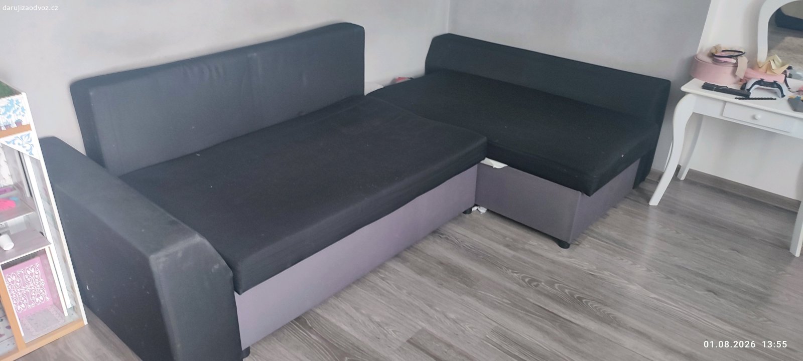 sedačka. Sedačka rozkládací z úložným prostorem Potřeme odvézt do pondělí.