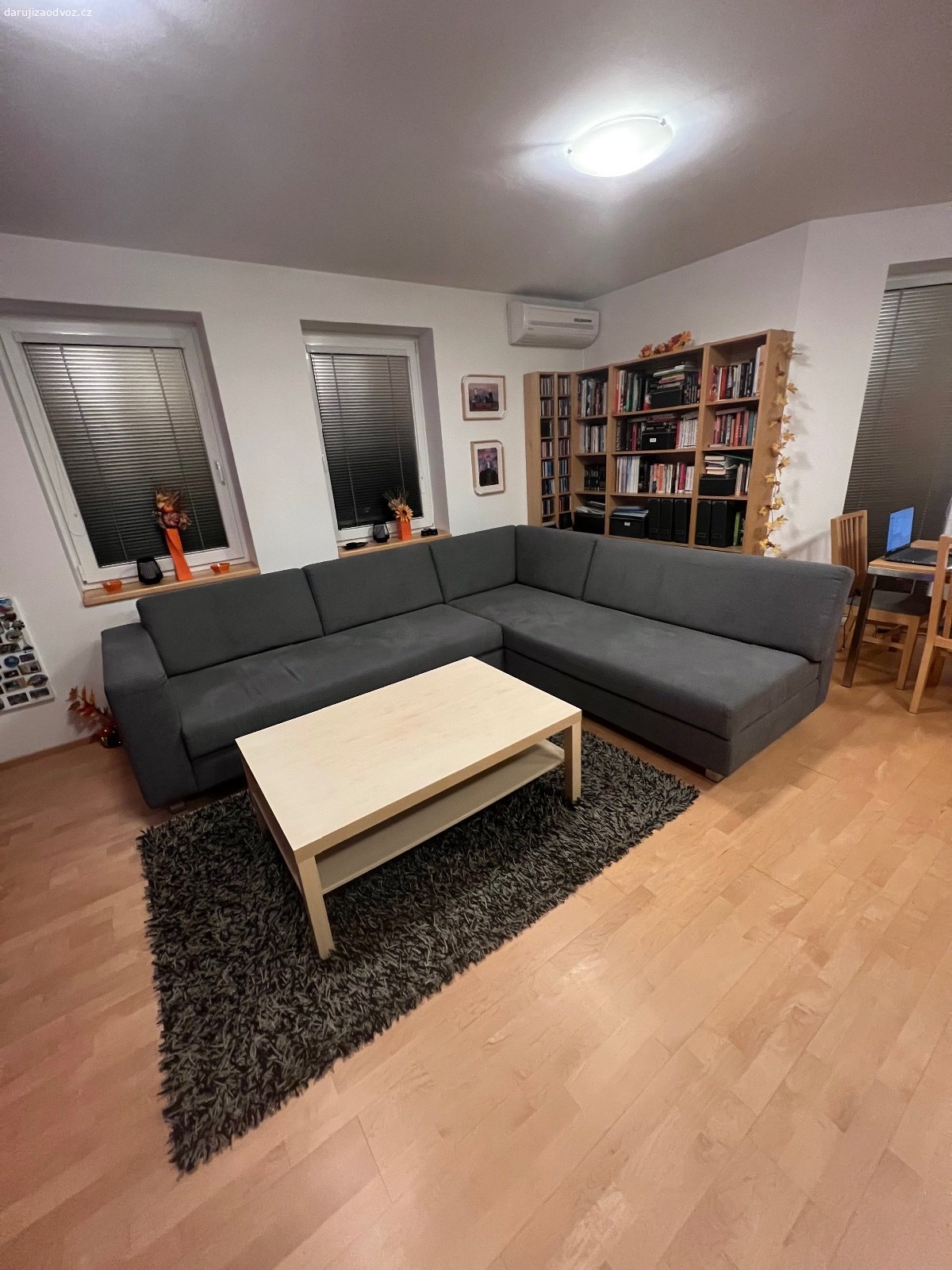 Sedacka. Daruji sedou rohovou sedacku 3 m x 2,5 m . 
Velmi dobry stav.