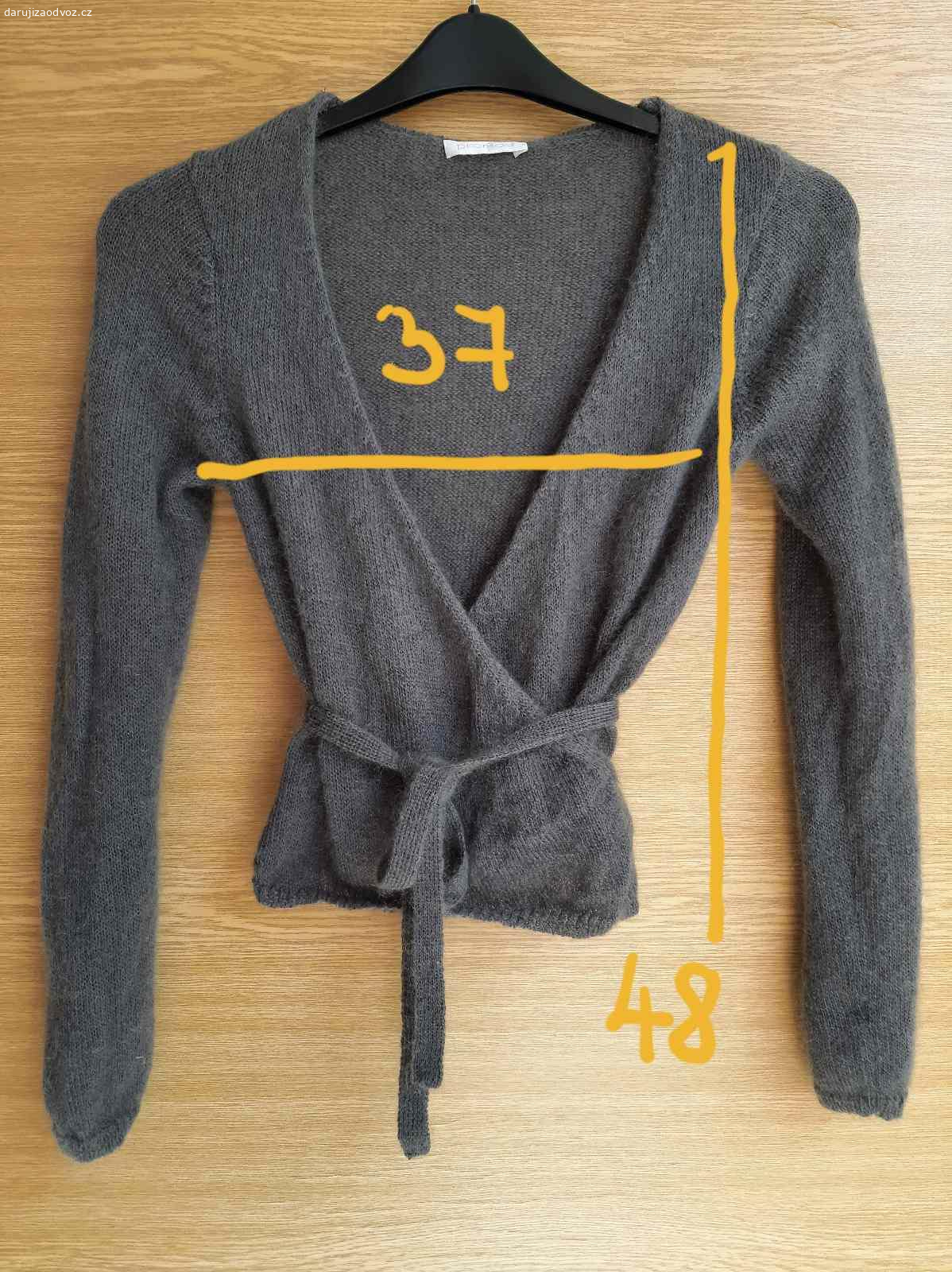 Šedý zavinovací svetr Promod, vel. S/M. Daruji šedý zavinovací svetr značky Promod, velikost nejspíše S nebo M. Nošený jen párkrát, velmi dobrý stav. Uvedené rozměry měřeny plošně!
Předání Praha, Karlovo náměstí, vedle prodejny Albert, mezi 17:00 a 20:00.