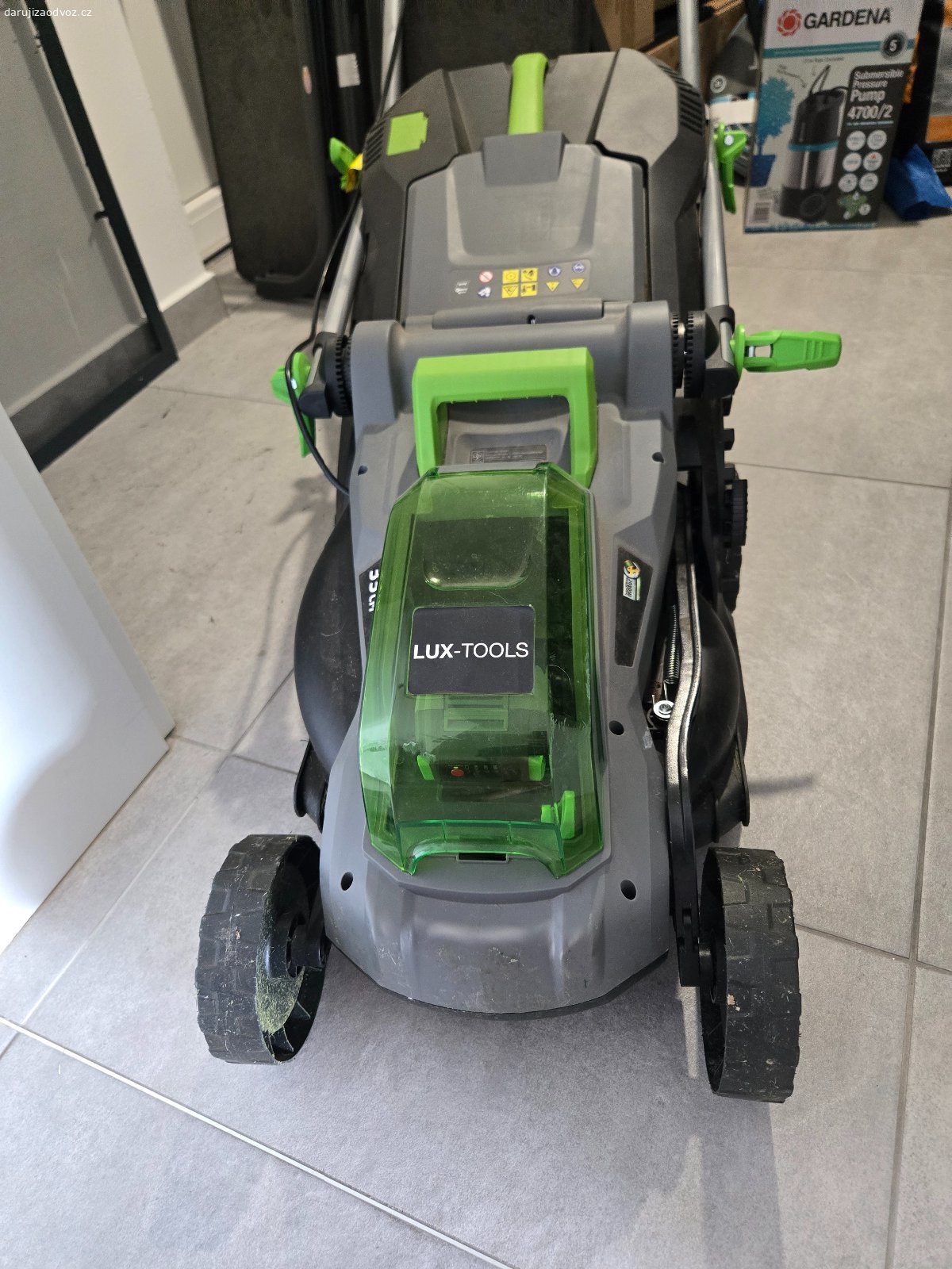 Sekačka AKU. Daruji AKU sekačka. Není funční, asi špatná baterie - ale asi bz se nechala opravit. Upadavajici kolecko.