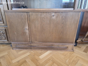 Sekretář s barem