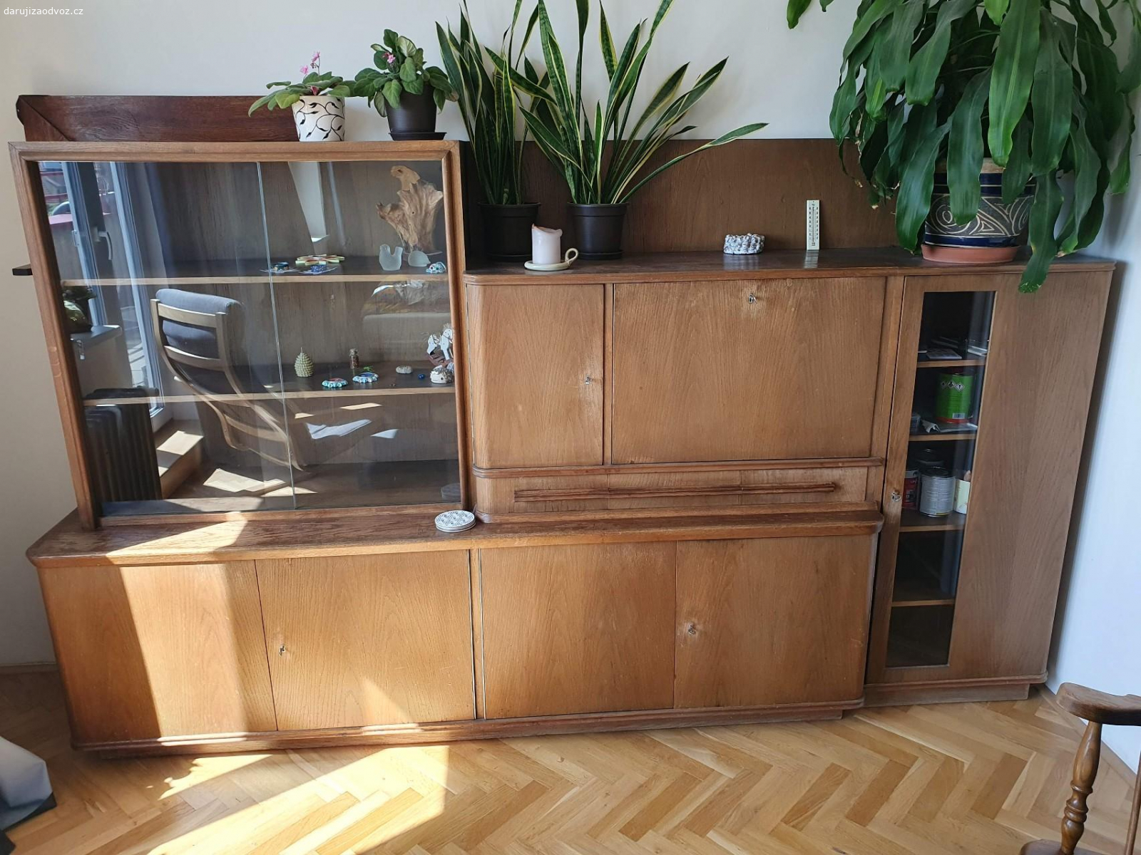 Sekretář v perfektním stavu. Sekretář v perfektním stavu, lze rozebrat na menší díly.