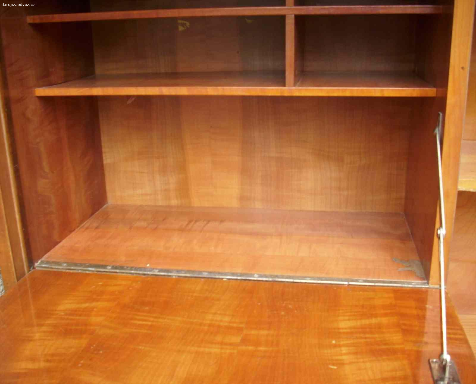 Sekretář. Nabízím k za odvoz kvalitní kus nábytku - není to dřevotříska. Má několik uzamykatelných prostor včetně prostoru na oděvy,který je po straně. Má na hoře i vitrínu ( foceno bez skla) Skla máme. Rozměry: 240x161x45 ( ŠxVxH). Možno použít jako úložný prostor do garáže/ chalupu... Osobní odběr v Praze. V případě vážného zájmu, jsem k dispozici pouze na telefonním čísle u inzerátu.