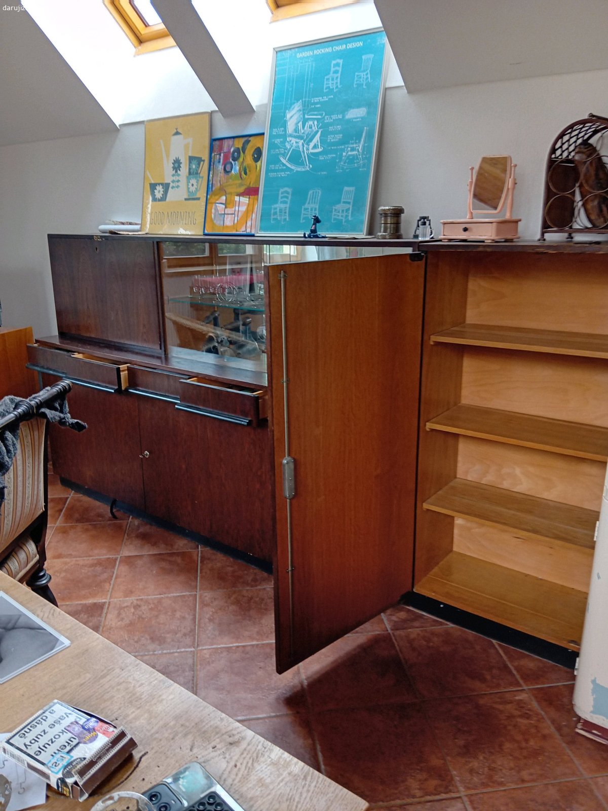 sekretář. retro, dýha, 4x šuplík
skříňka s fochy samostatná, jinak v kuse
volejte