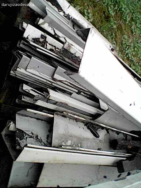 Sendvičový akustický panel. Daruji zbytky akustických izolačních panelů. Vnější strana je lakovaný, galvanicky pokovený plný plech, vnitřní strana děrovaný lakovaný, galvanicky pokovený plech, výplň kamenná akustická vata v síle 50 mm. Jedná se o 3 kusy v délce cca 1,2 m, šířka 1,18 m, 1 kus v šířce 0,595 m a délka cca 3 m. Včetně různých klempířských prvků v délce 3 m a speciálních spojovacích profilů. Panely jsou uloženy pod plachtou a jsou suché, naprosto v pořádku. Profily překryté nejsou, jsou tedy lehce špinavé, jinak v pořádku.